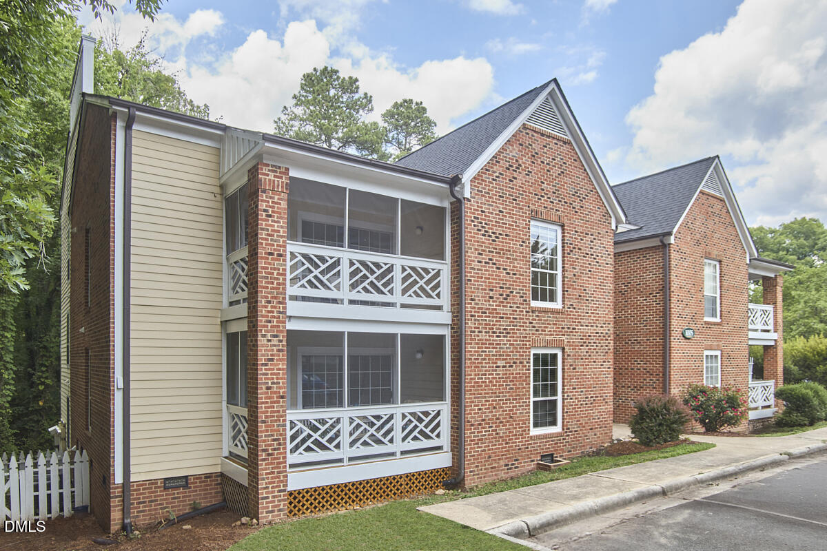 1005 Kingswood Drive E Property Photo 1