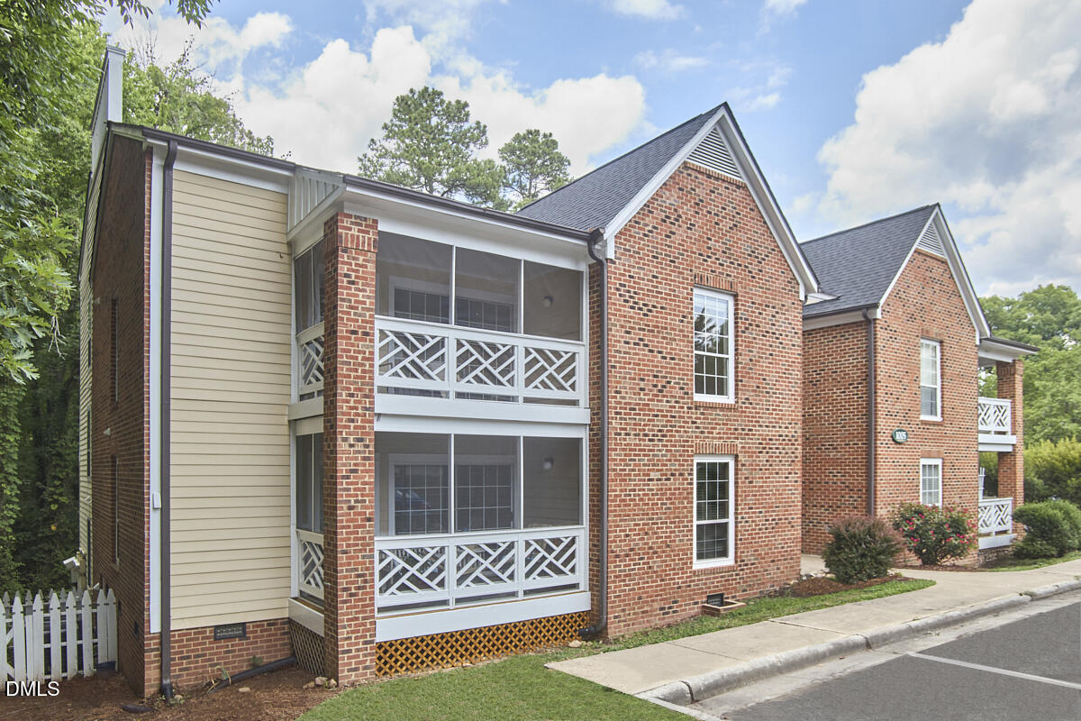 1005 Kingswood Drive E Property Photo 1