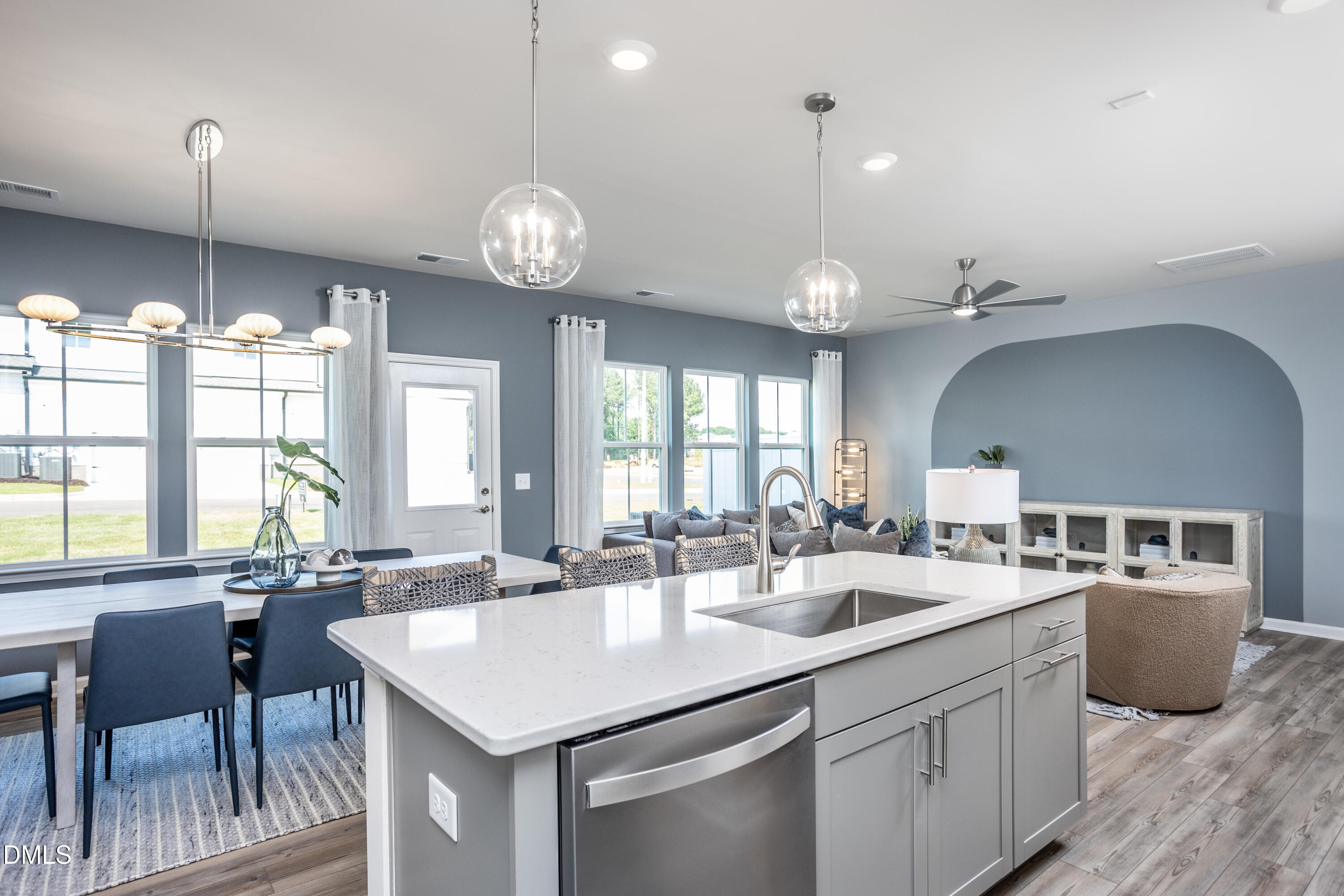 2319 Sun Vibes Way Property Photo 3