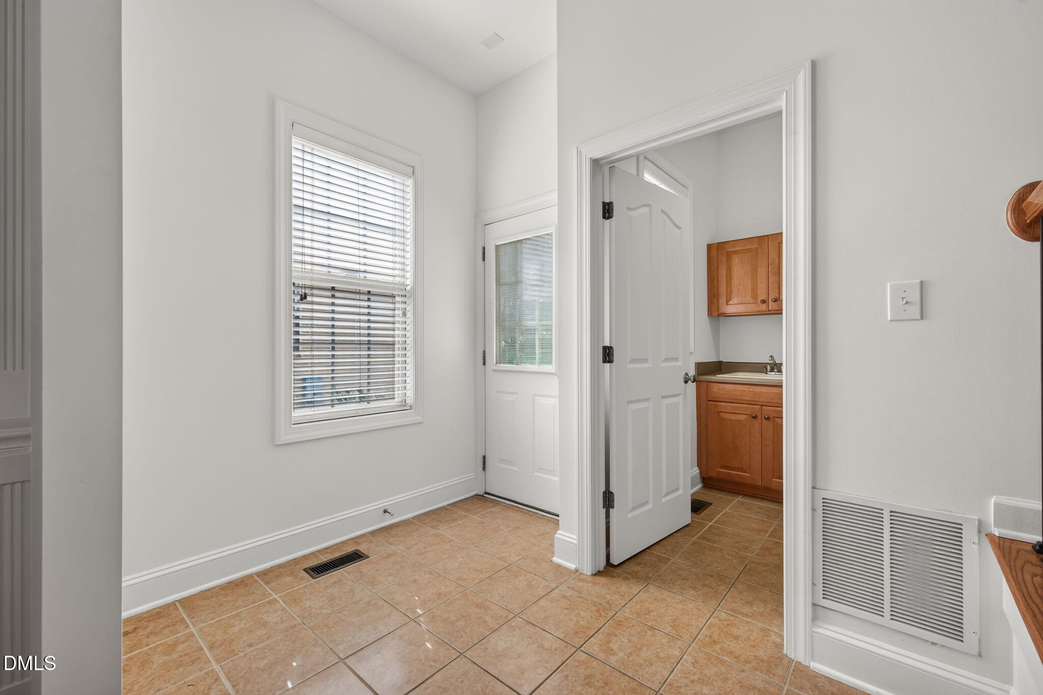 1049 Kennicott Avenue Property Photo 25