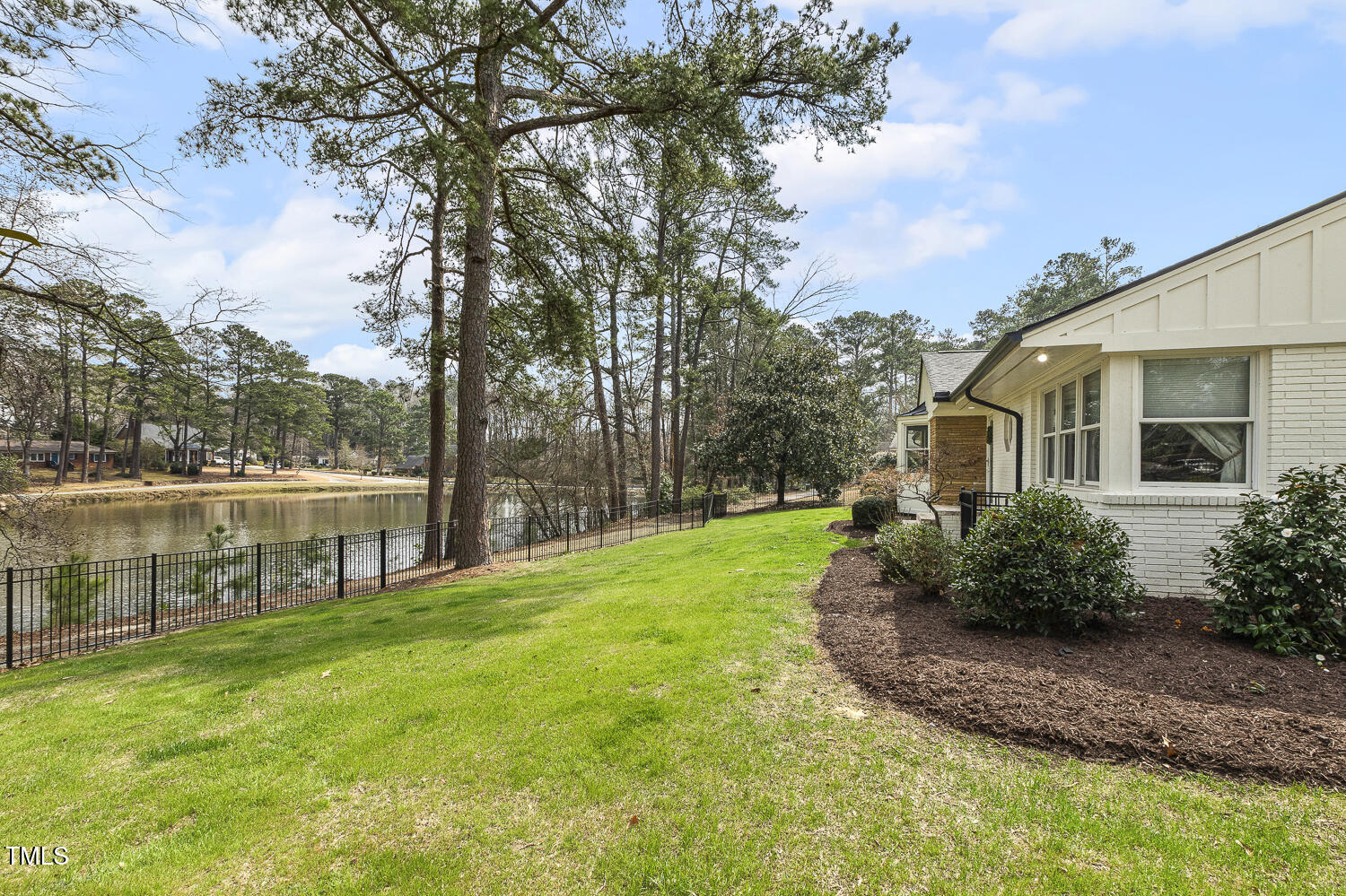 100 W Lakeside Drive Property Photo 1