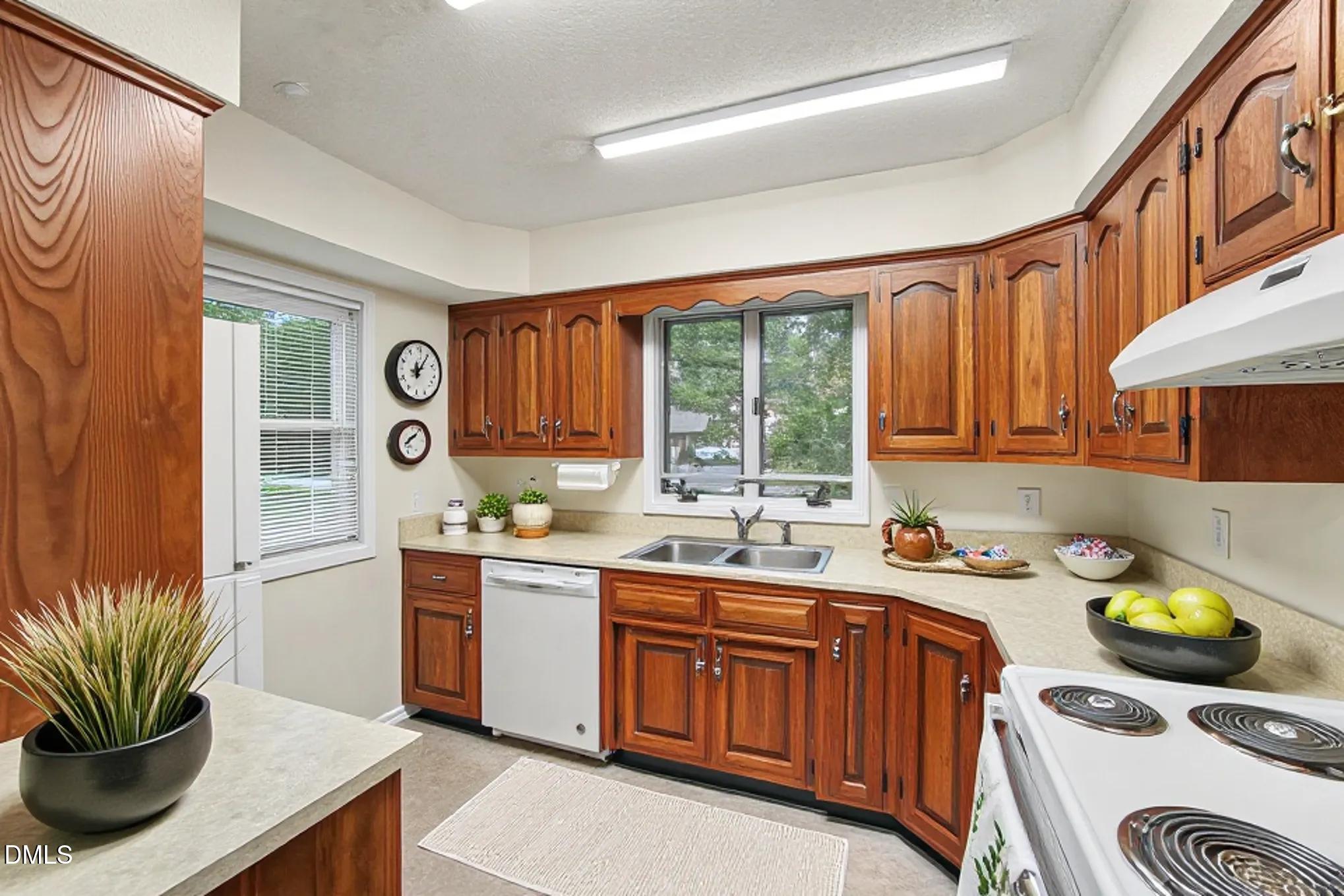 1555 Longleaf Drive E Property Photo 18