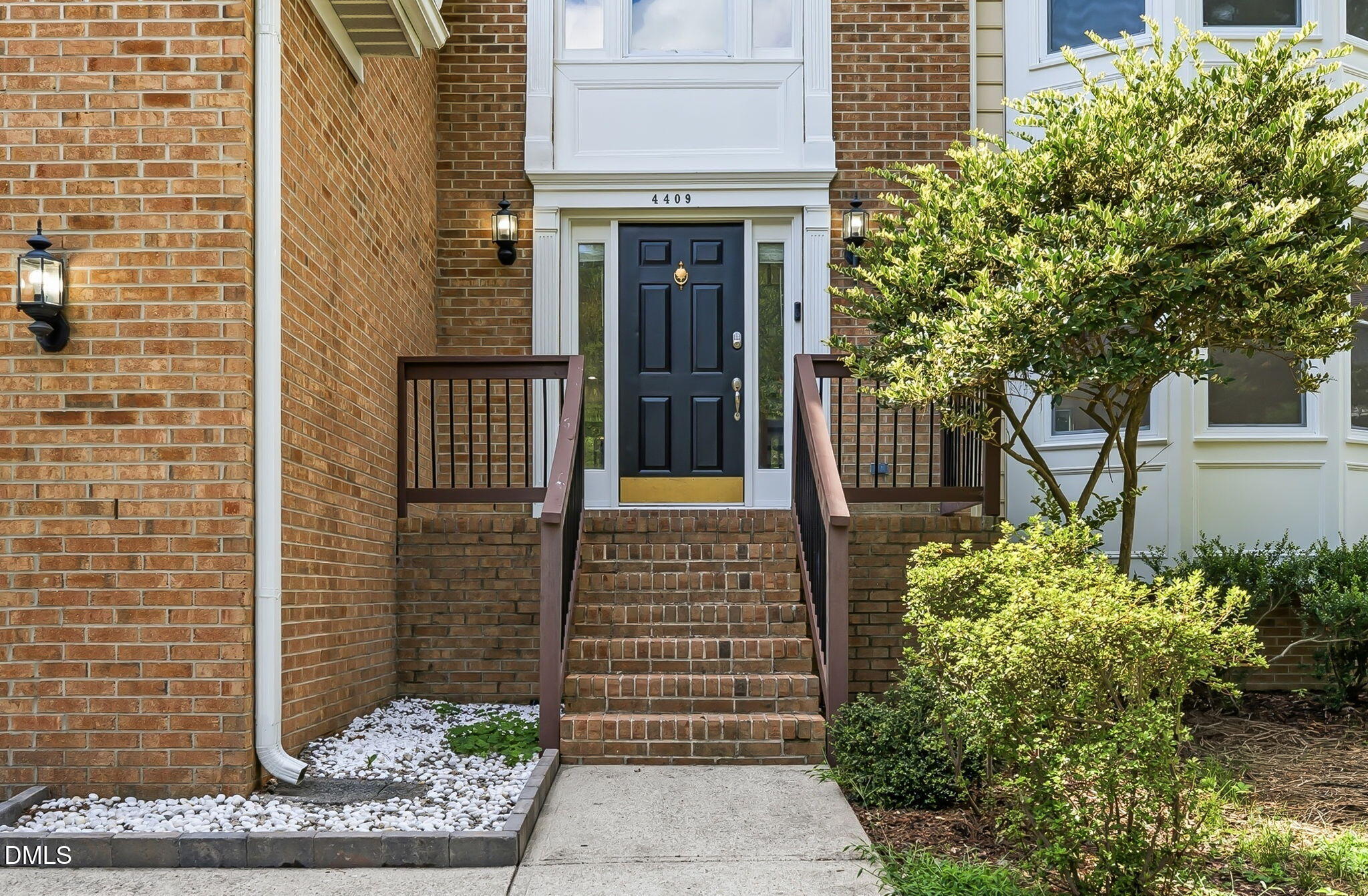 4409 Queenstown Court Property Photo 6