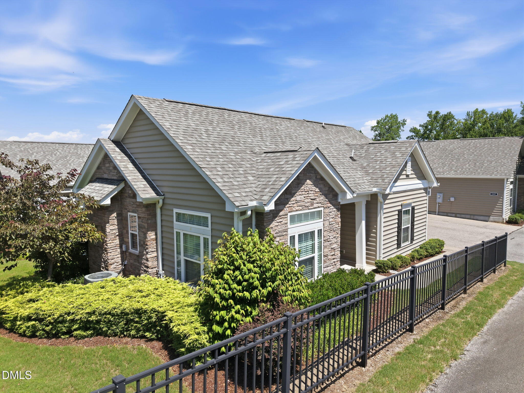 1089 Blue Bird Lane Property Photo 4