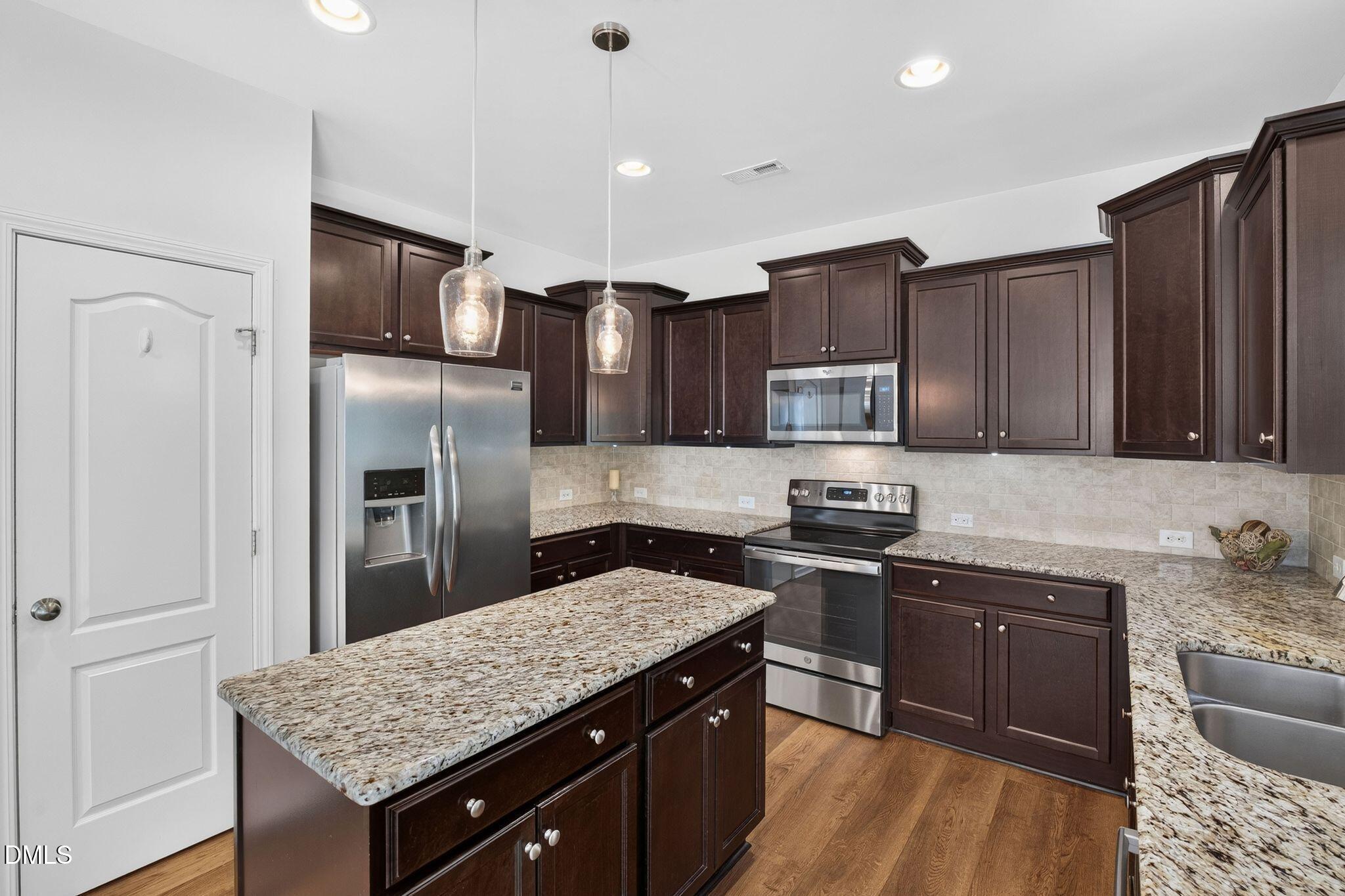 935 Sweet Gum Way Property Photo 3