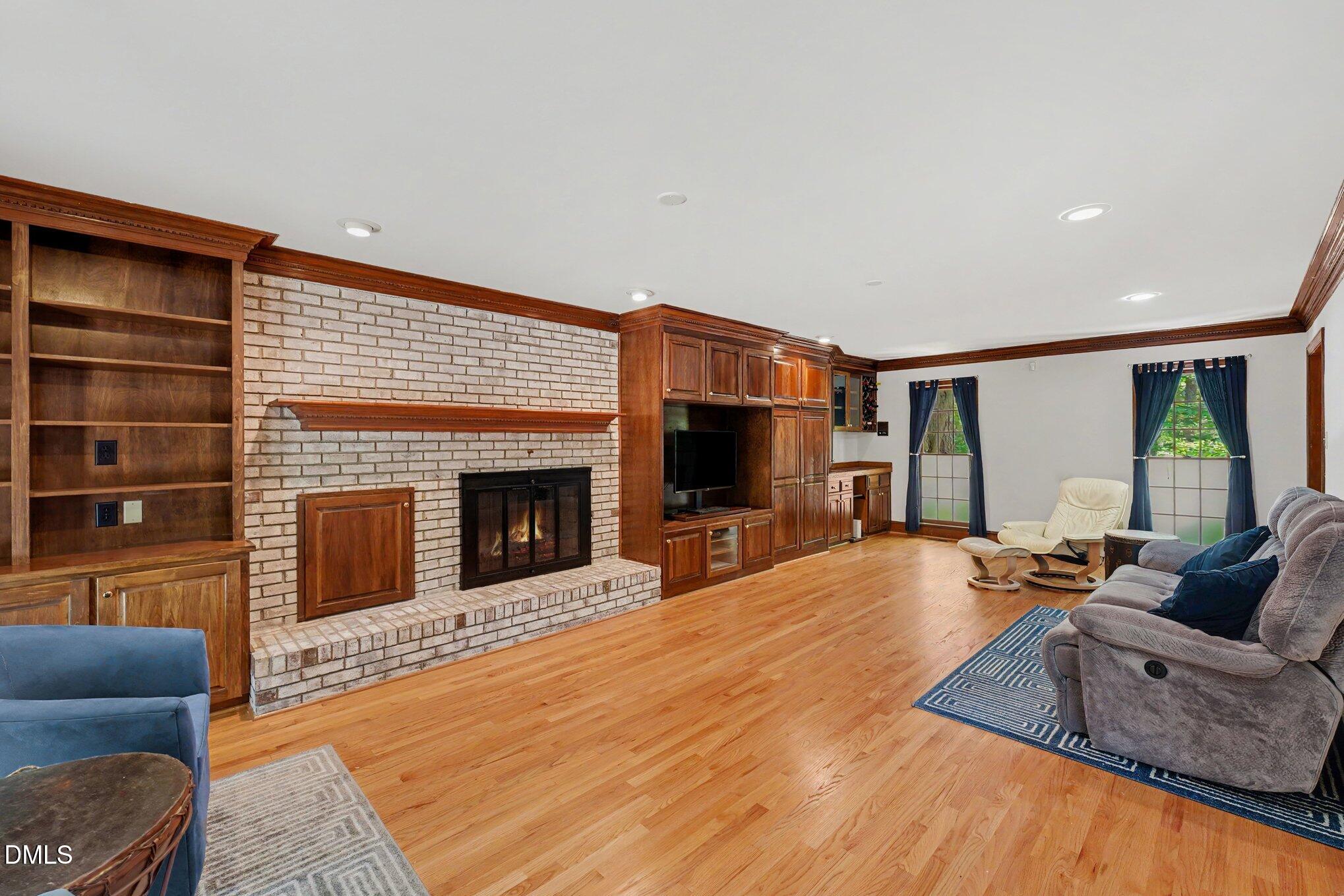 5537 Parkwood Drive Property Photo 4