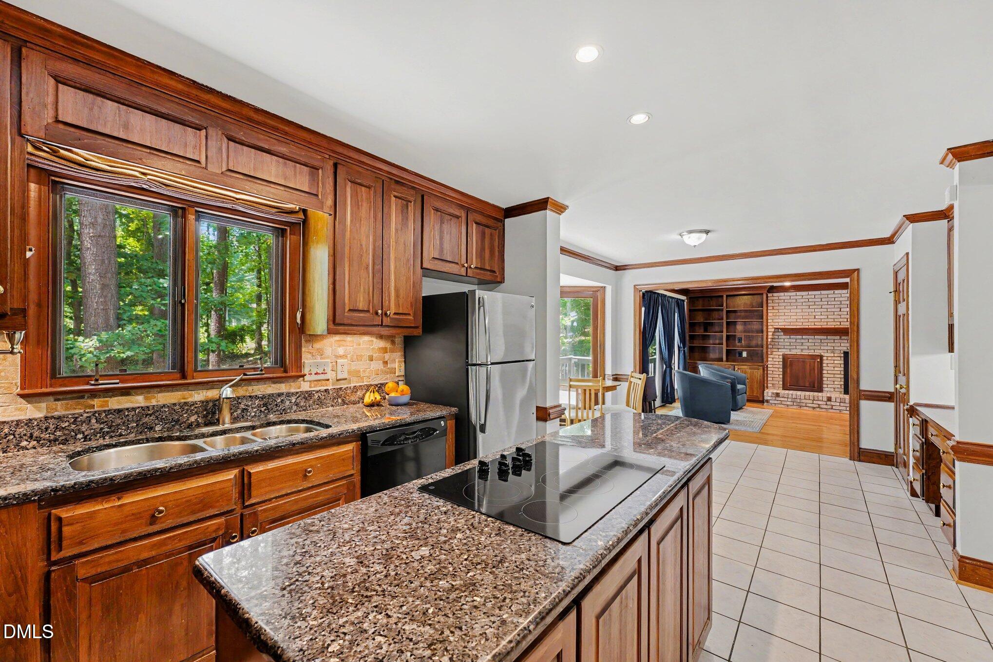 5537 Parkwood Drive Property Photo 8