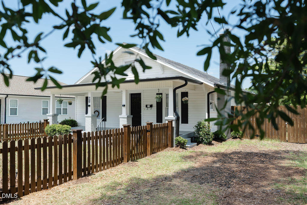 706 S Magnolia Property Photo 1