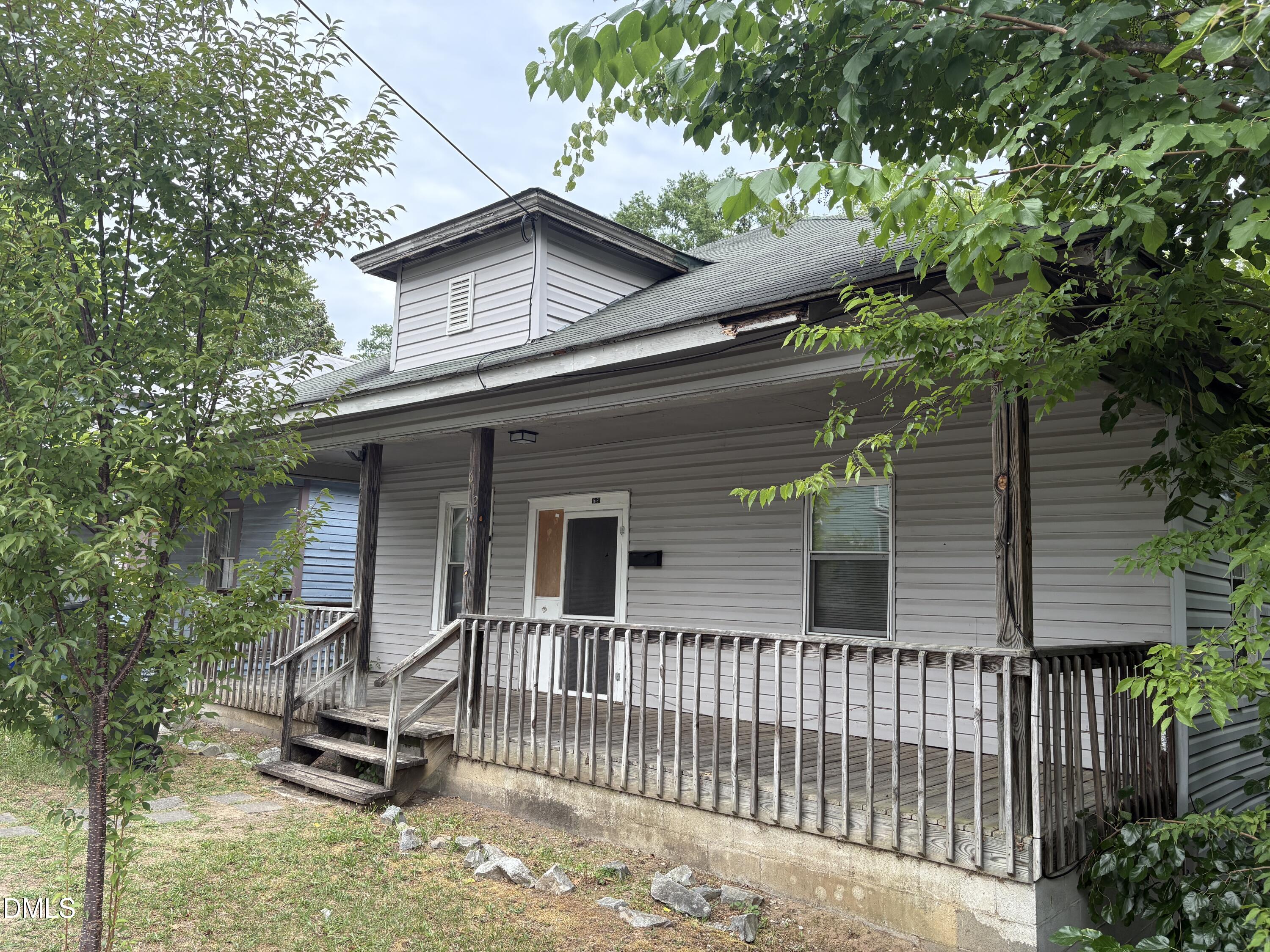 612 N Queen Street Property Photo 2