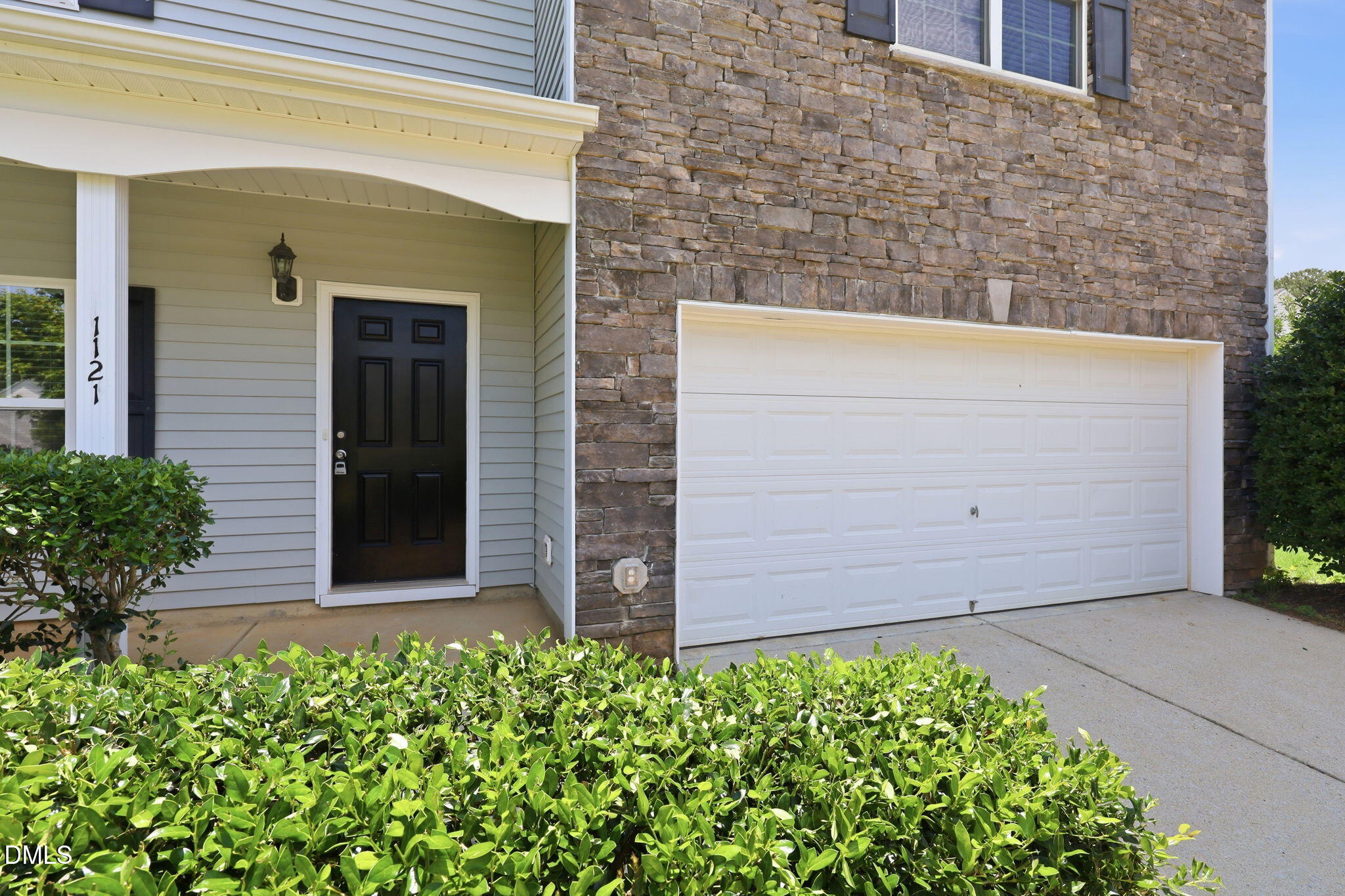 1121 Crendall Way Property Photo 3