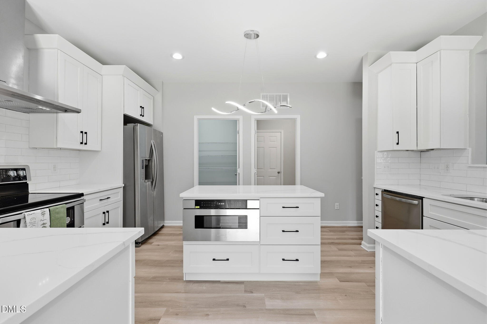 1121 Crendall Way Property Photo 11