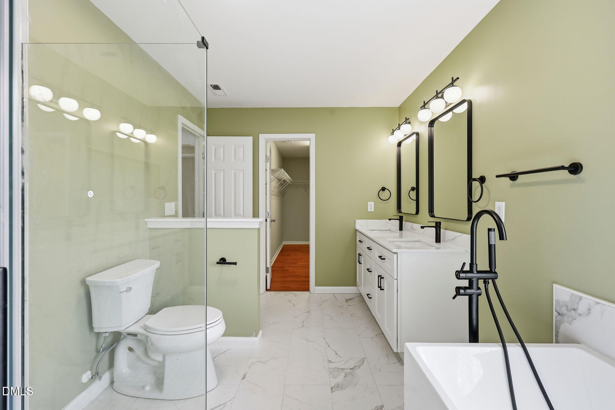 1121 Crendall Way Property Photo 22