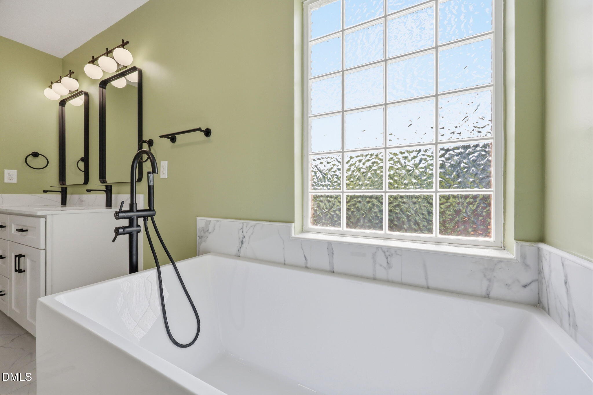 1121 Crendall Way Property Photo 23