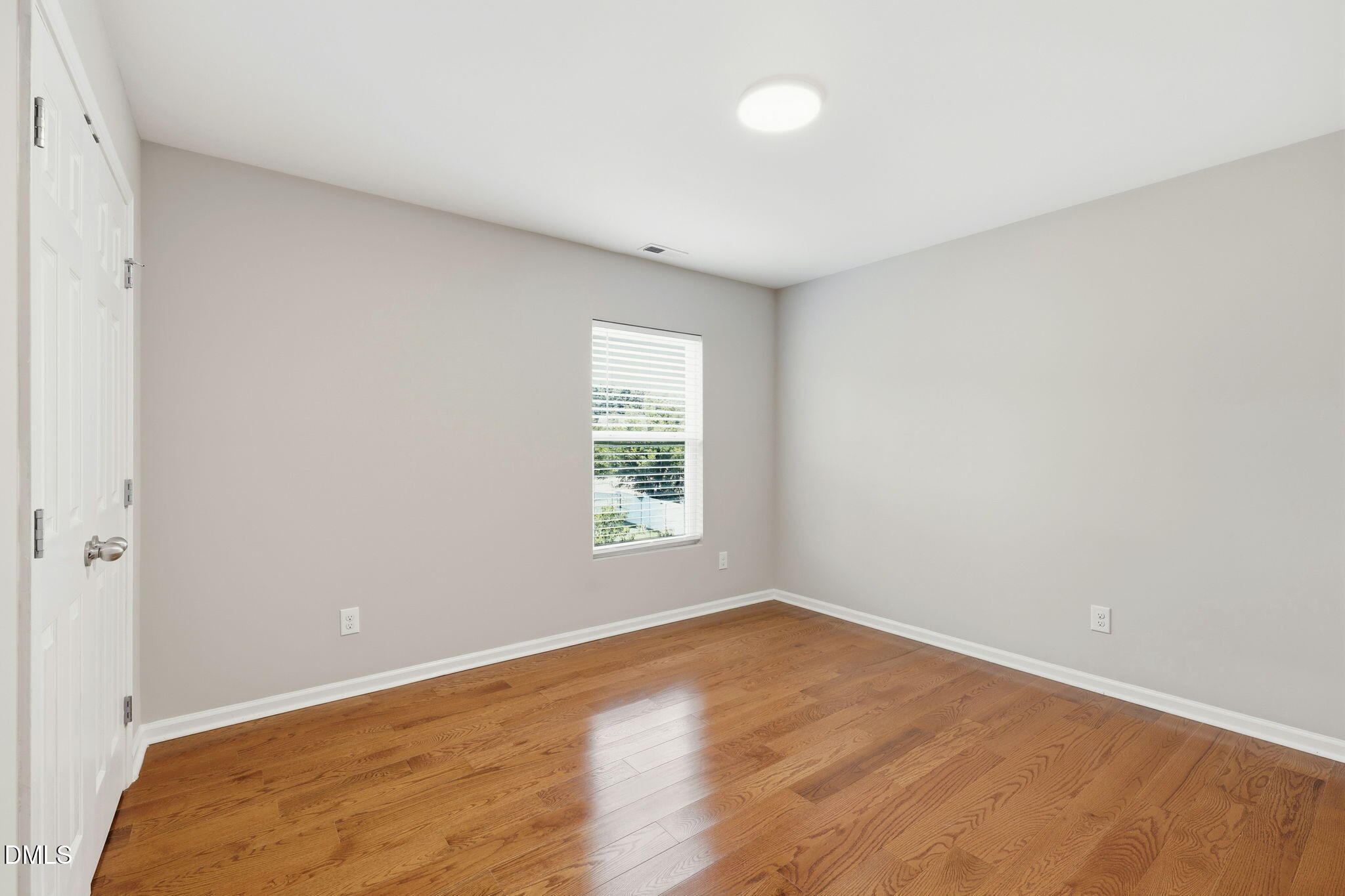1121 Crendall Way Property Photo 32