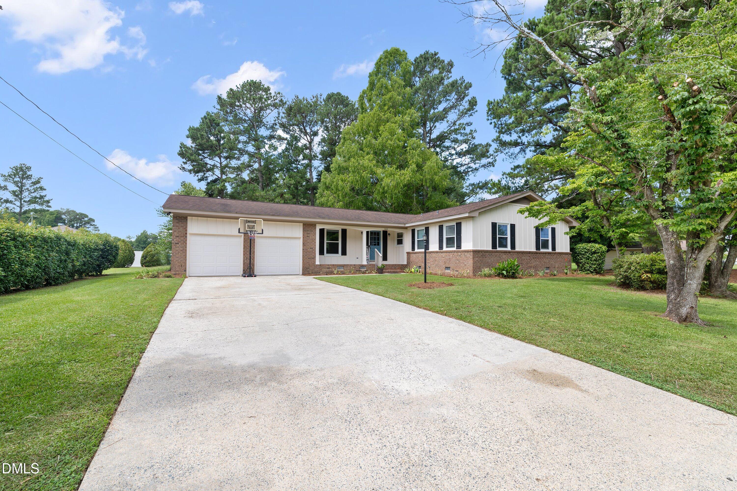 1002 E Maplewood Drive Property Photo 2