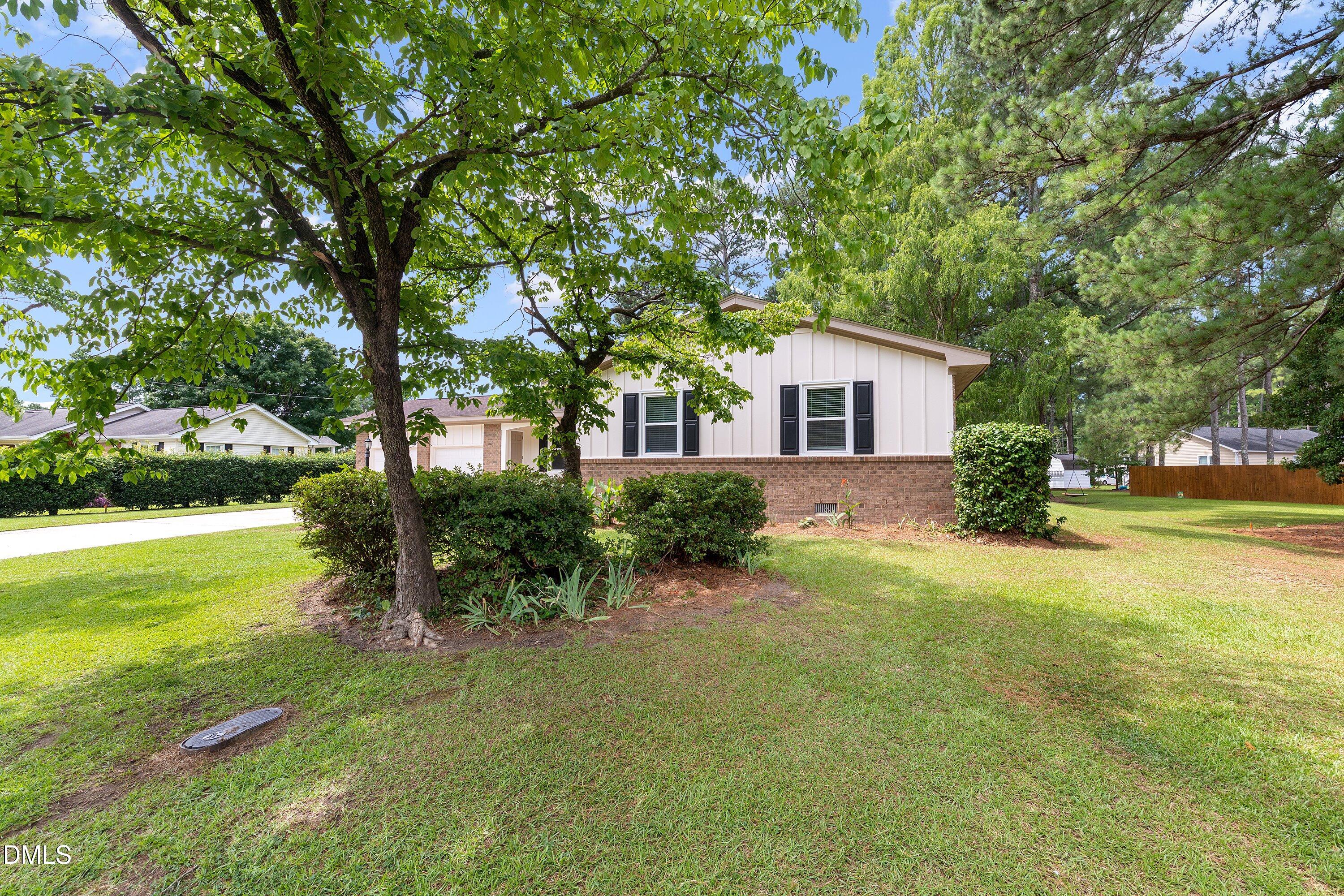 1002 E Maplewood Drive Property Photo 4