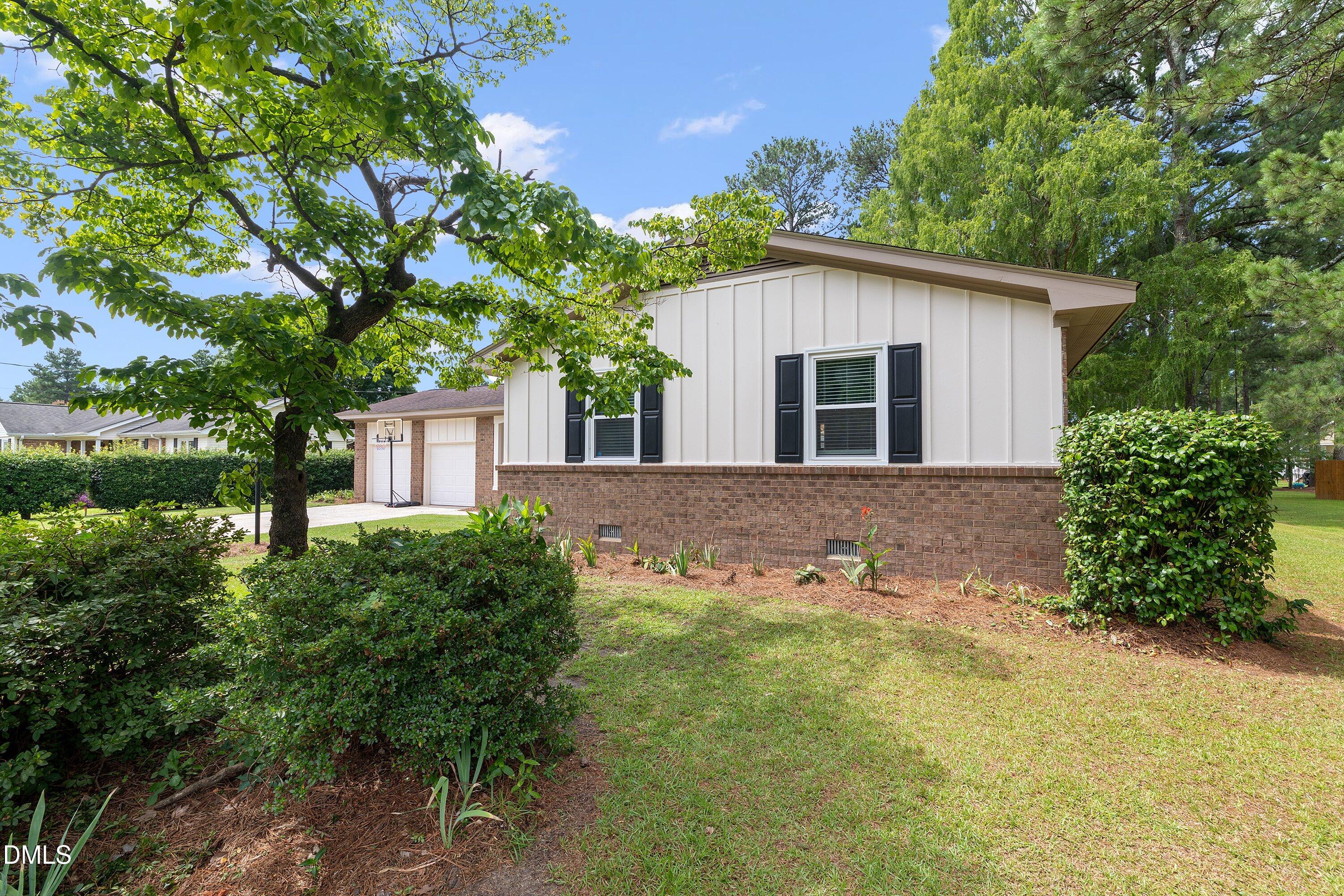 1002 E Maplewood Drive Property Photo 5