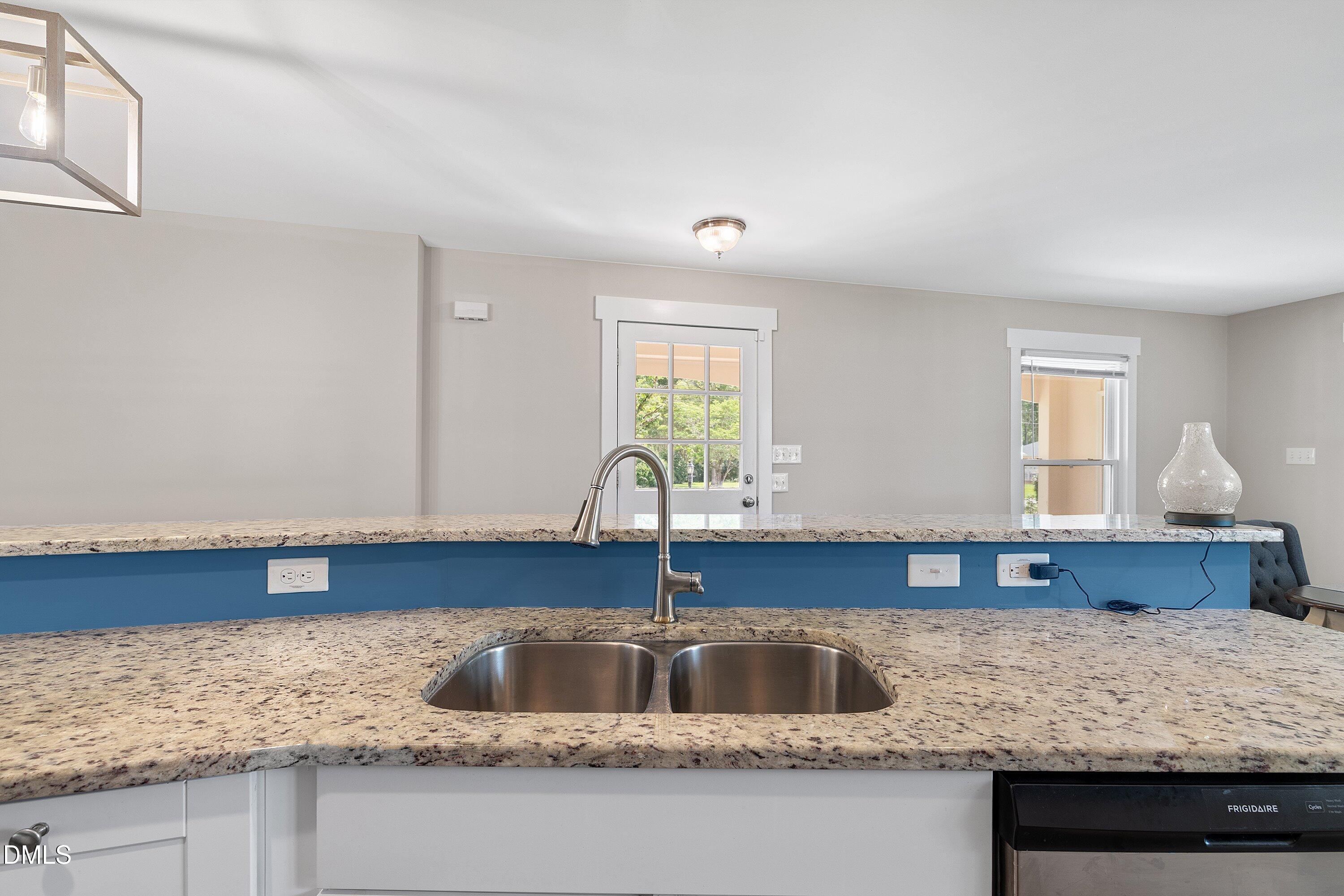 1002 E Maplewood Drive Property Photo 16