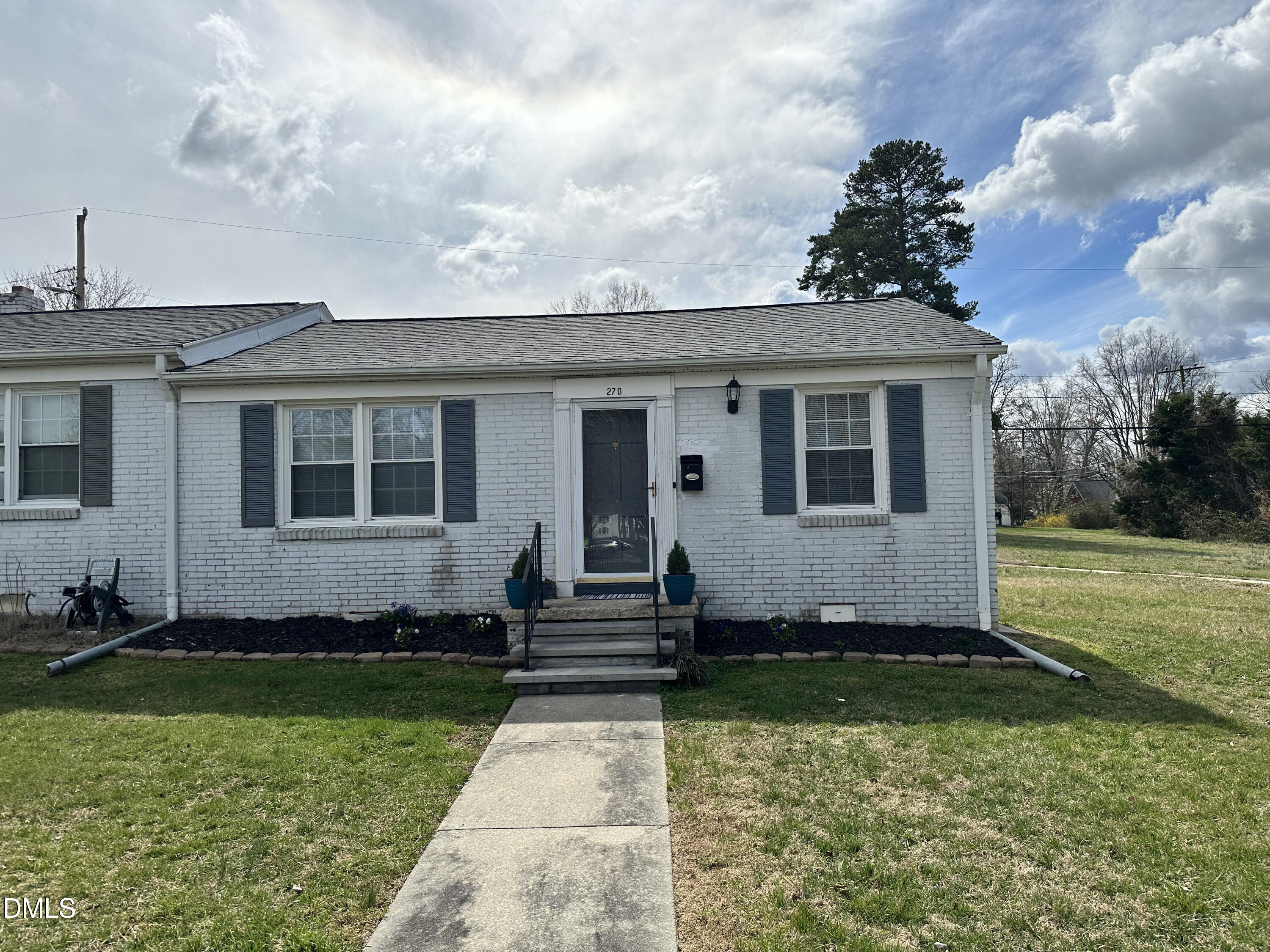 1700 Roslyn 27d Property Photo 1