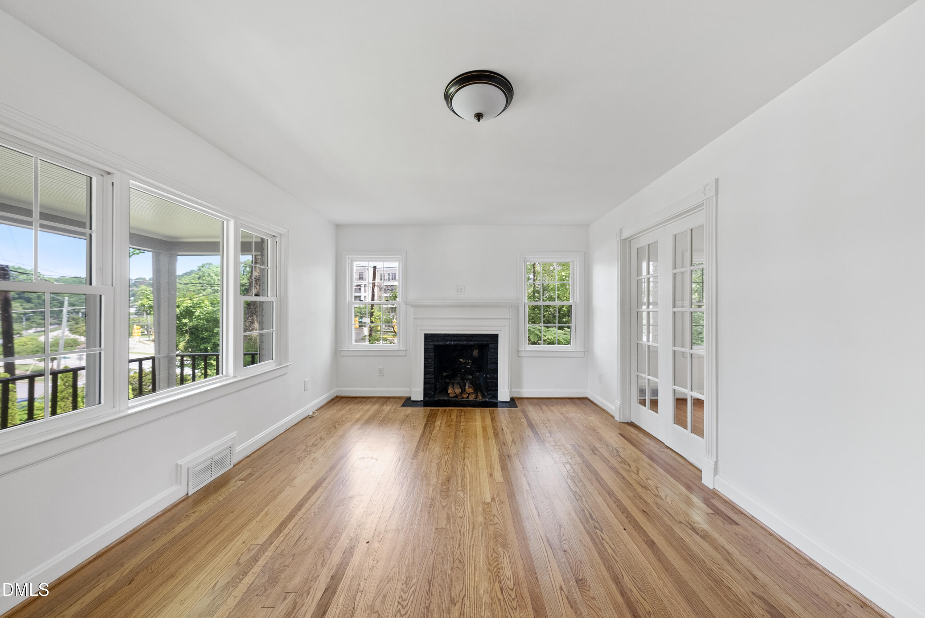 2924 Oberlin Road Property Photo 4
