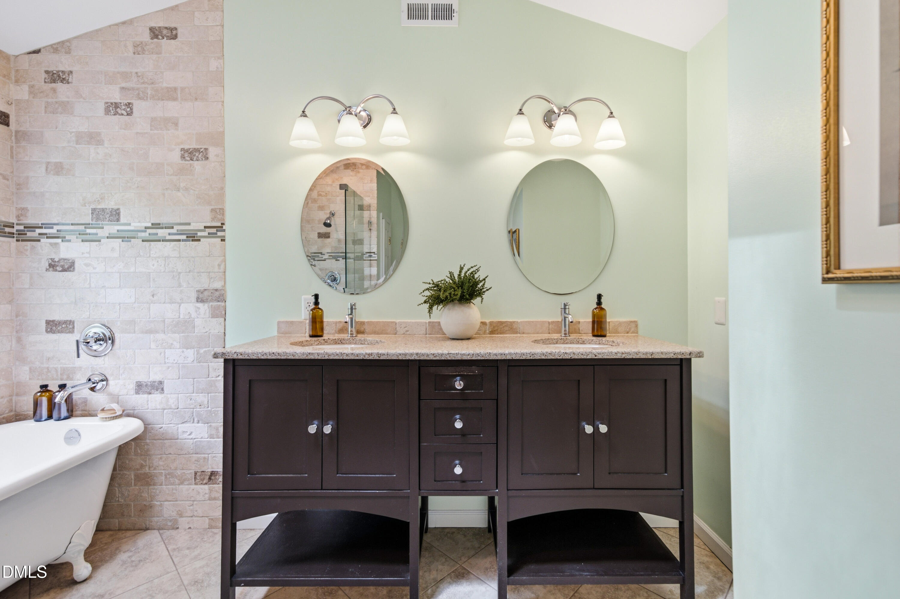 104 Tiercel Court Property Photo 32