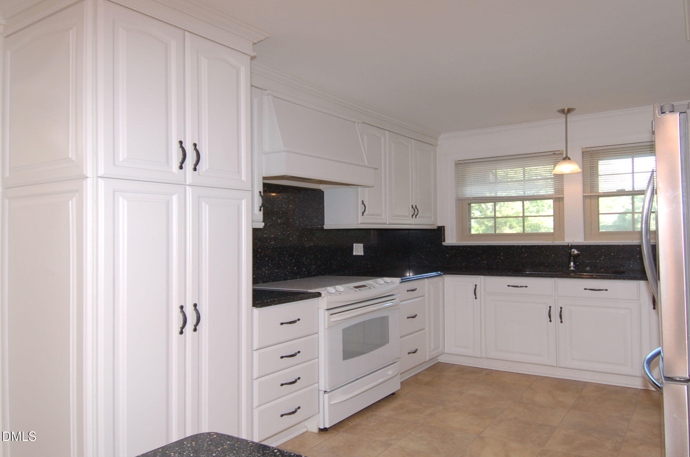 706 Smedes Place Property Photo 3