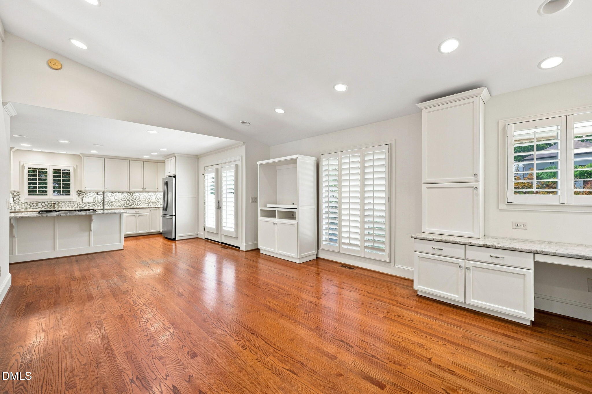 6804 Woodhaven Court Property Photo 3