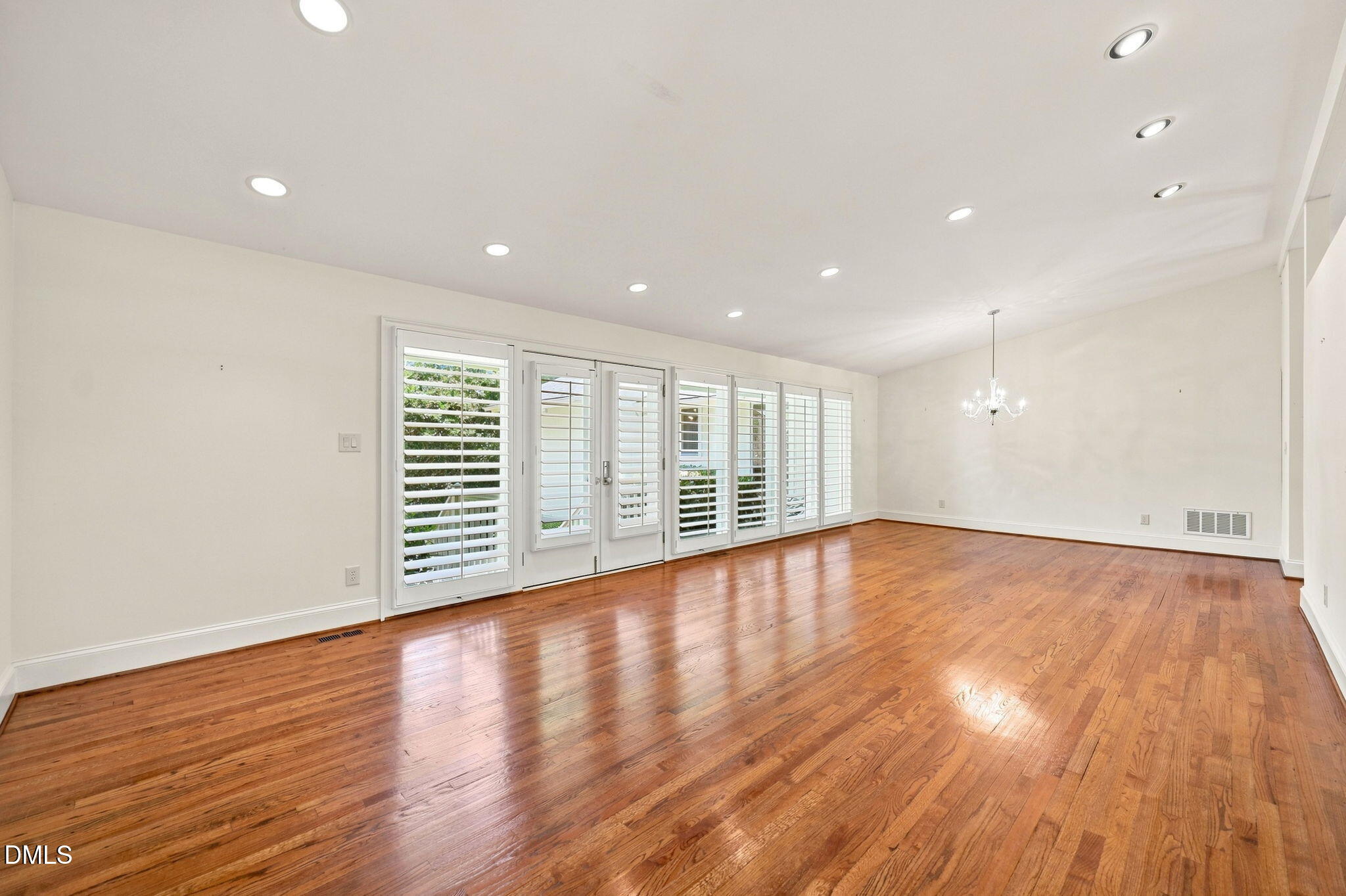 6804 Woodhaven Court Property Photo 4