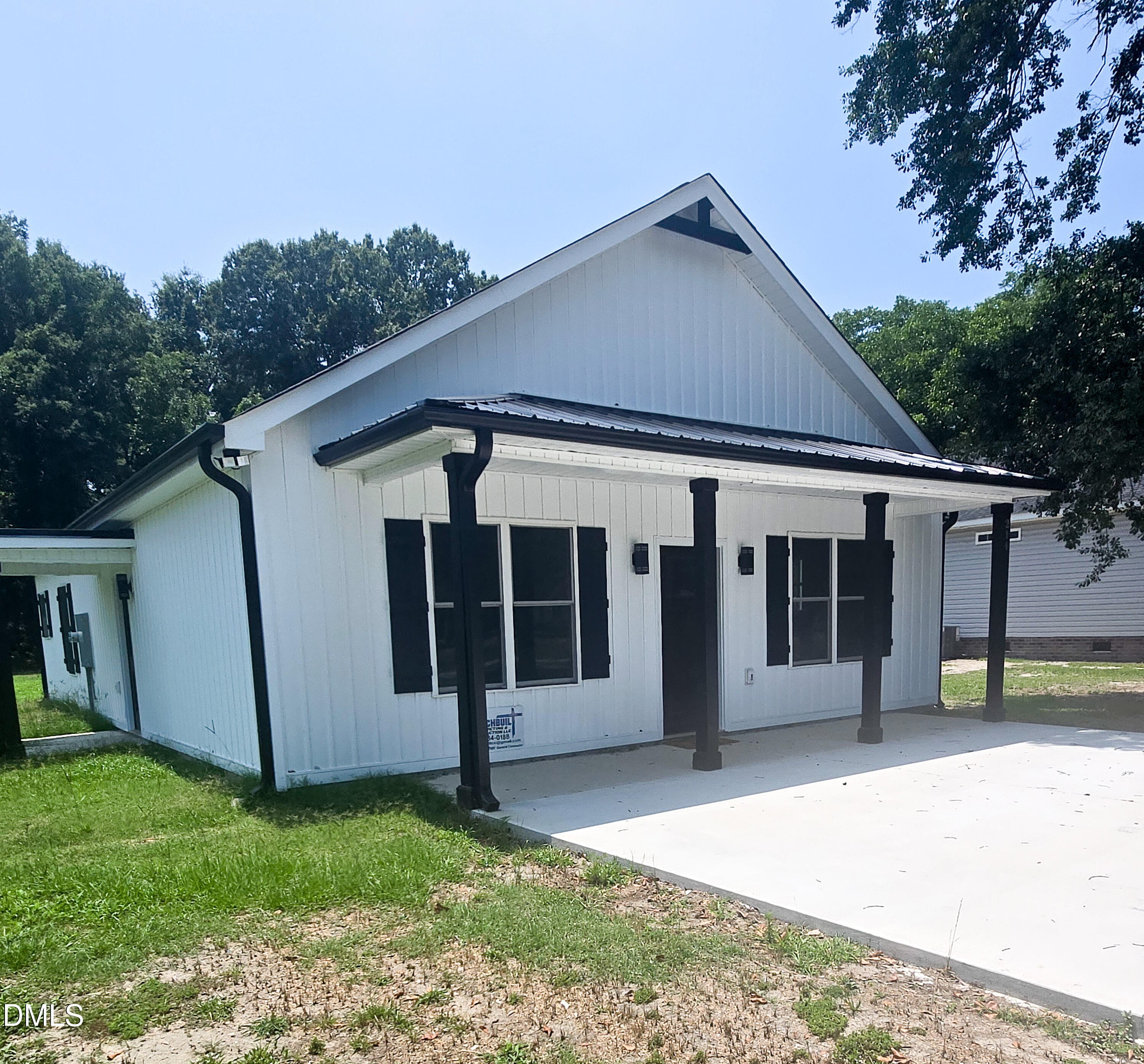 214 E Railroad Street Property Photo 1