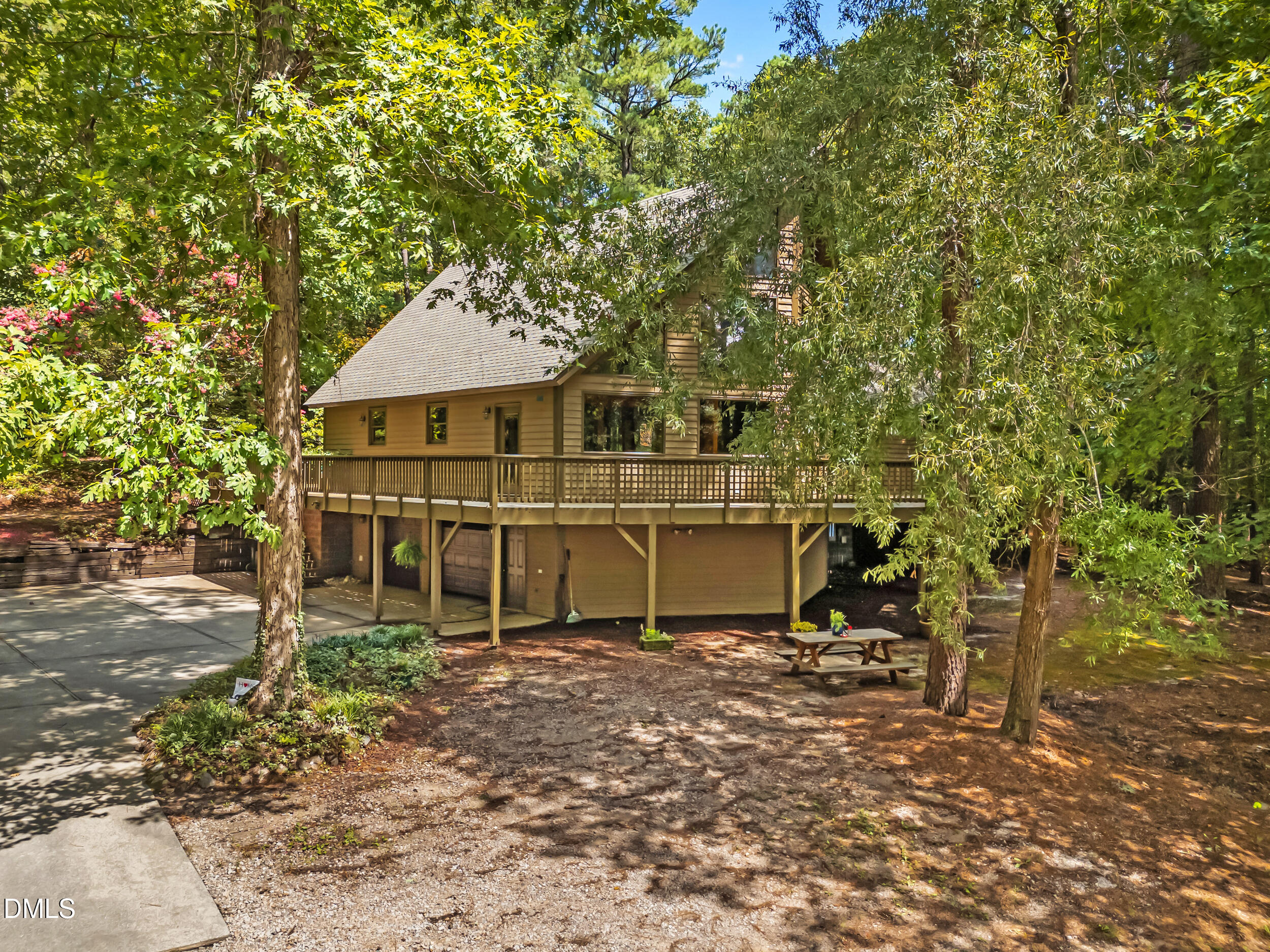 1621 Pearces Road Property Photo 9