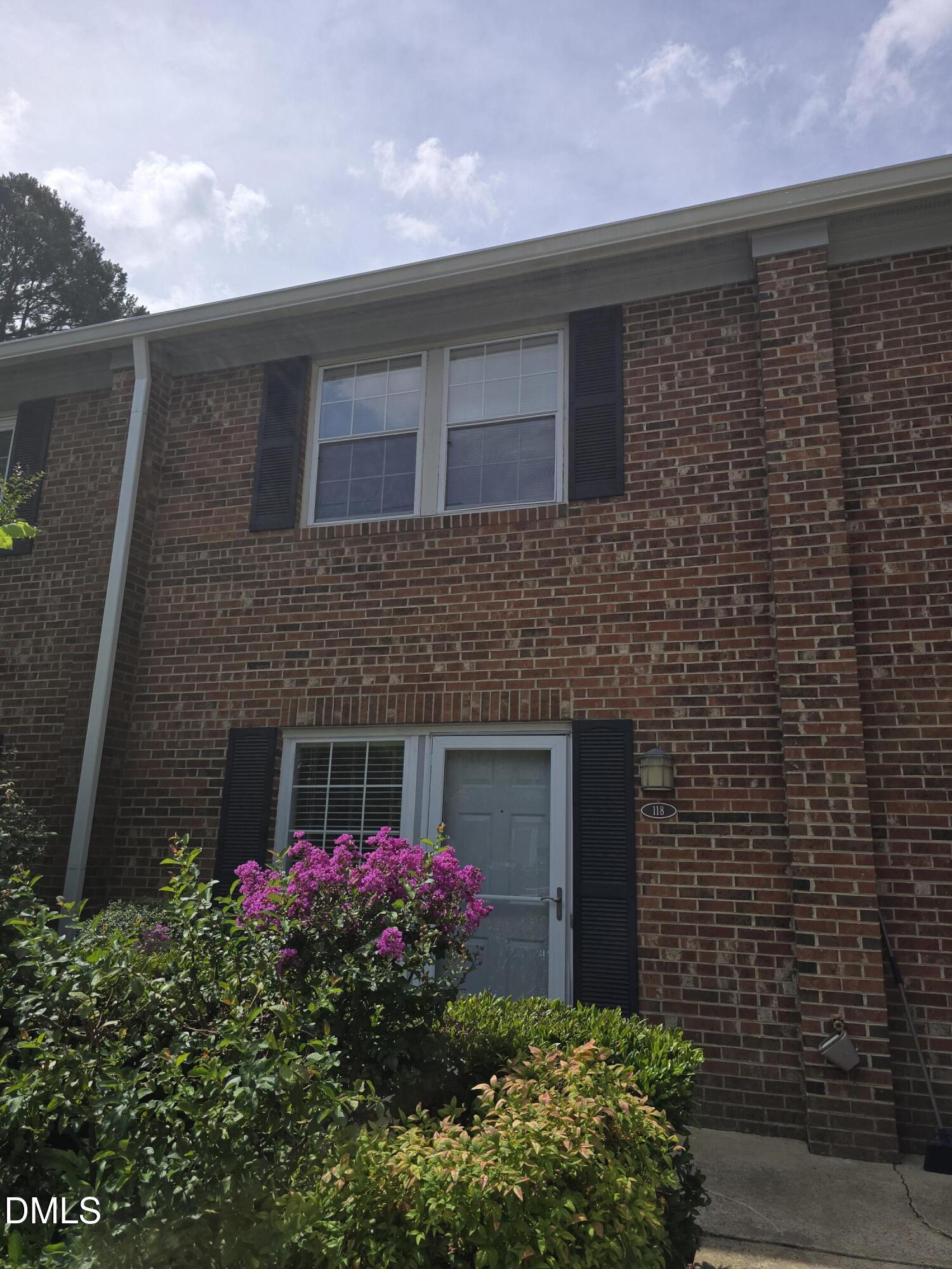 118 Chaucer Court Property Photo 1
