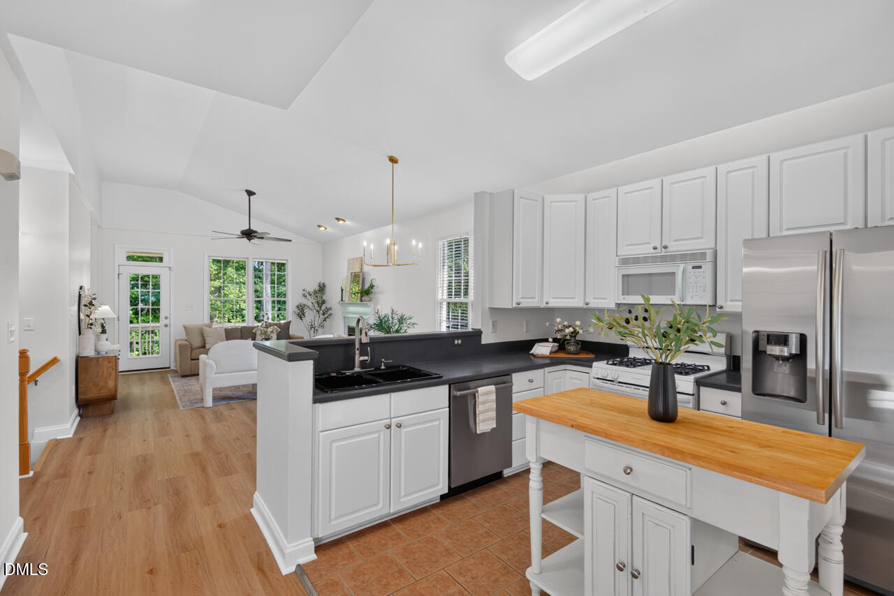 806 Carved Oak Drive Property Photo 3