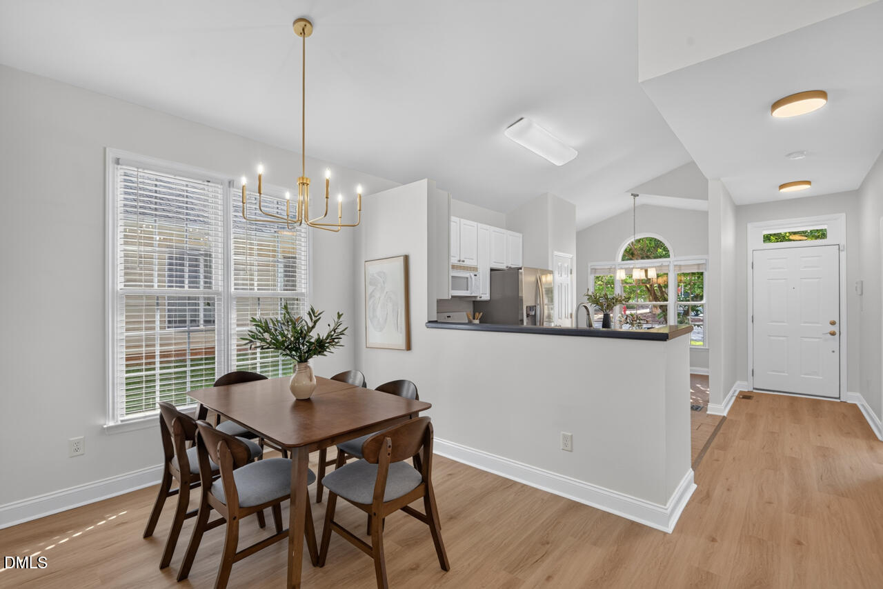 806 Carved Oak Drive Property Photo 14