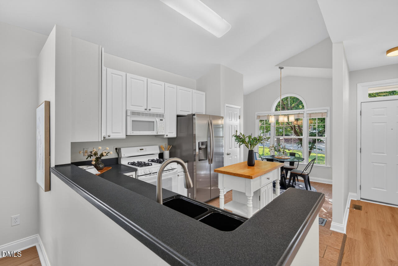 806 Carved Oak Drive Property Photo 17