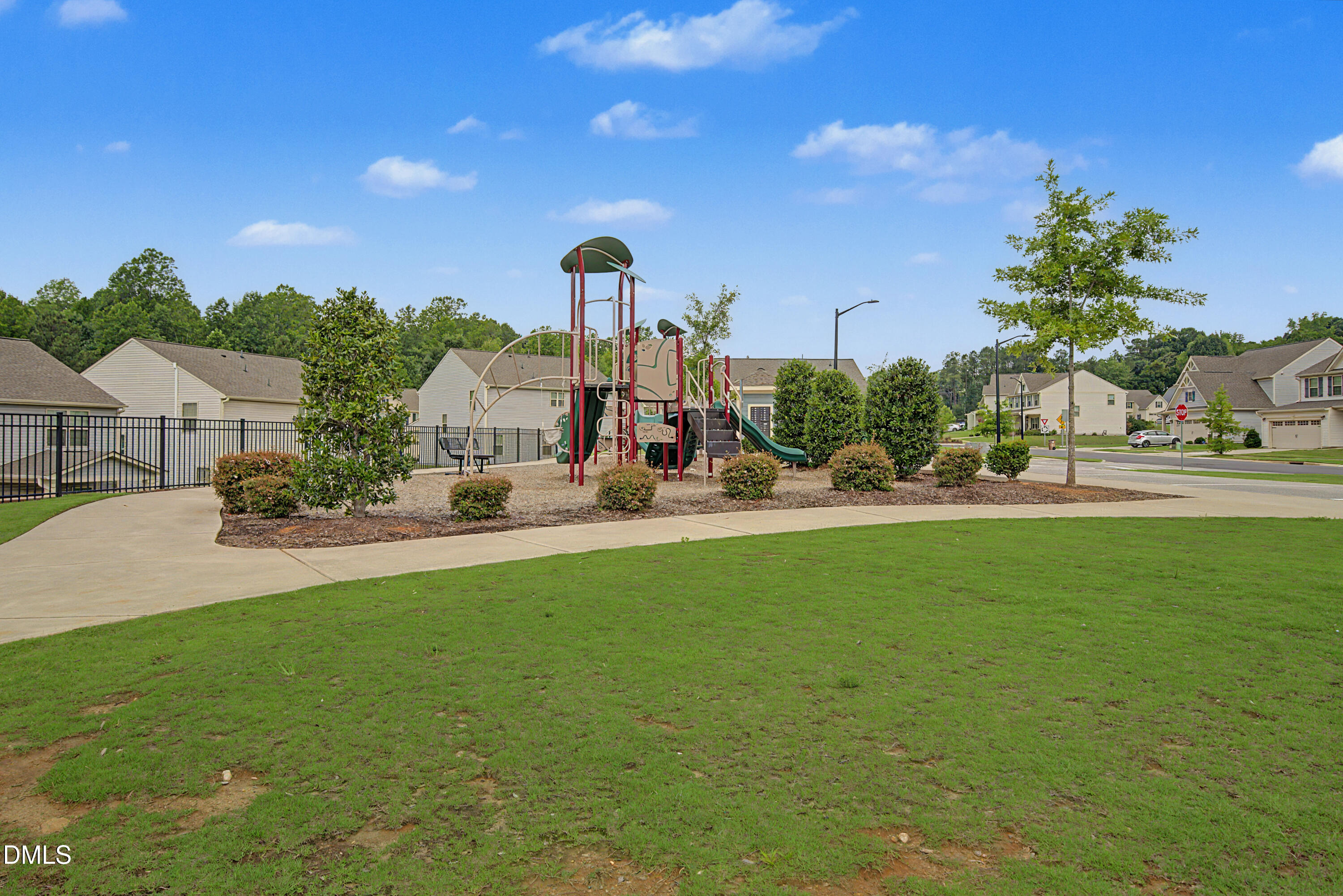 1621 Crimson Leaf Property Photo 4