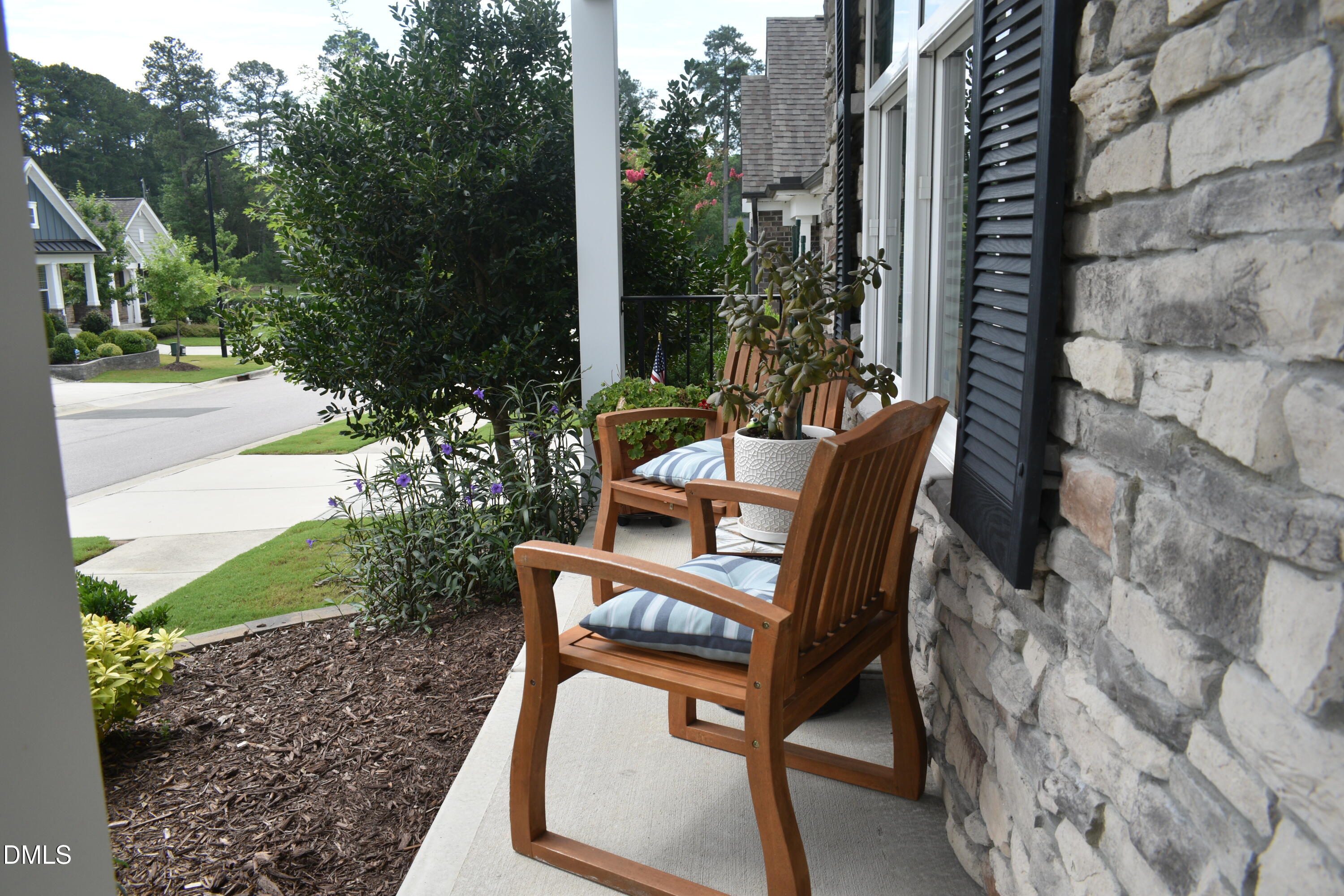 1013 Pondfield Way Property Photo 3
