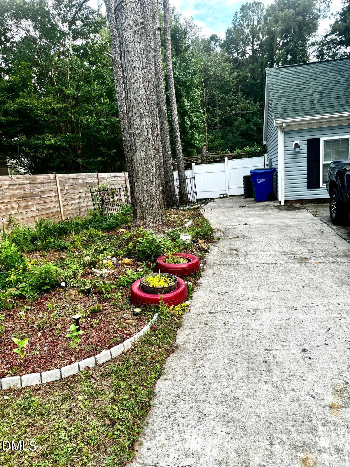 905 Sanderson Drive Property Photo 3