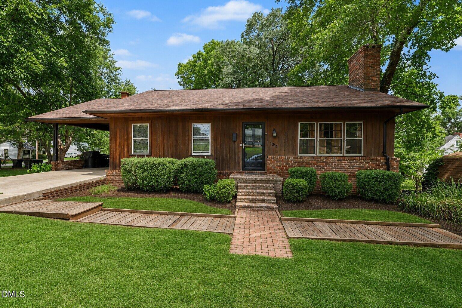 1211 E Willowbrook Drive Property Photo 1