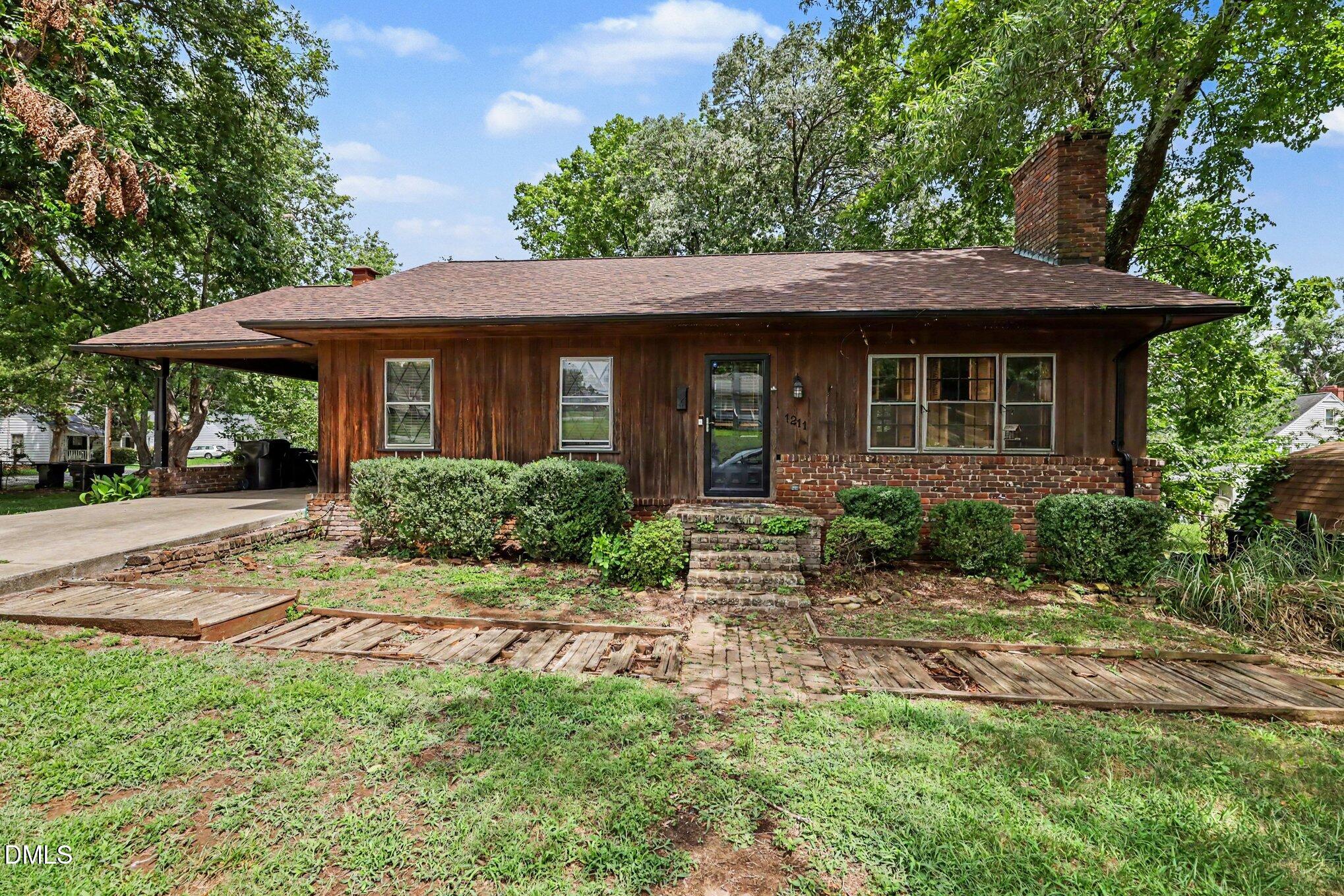 1211 E Willowbrook Drive Property Photo 3