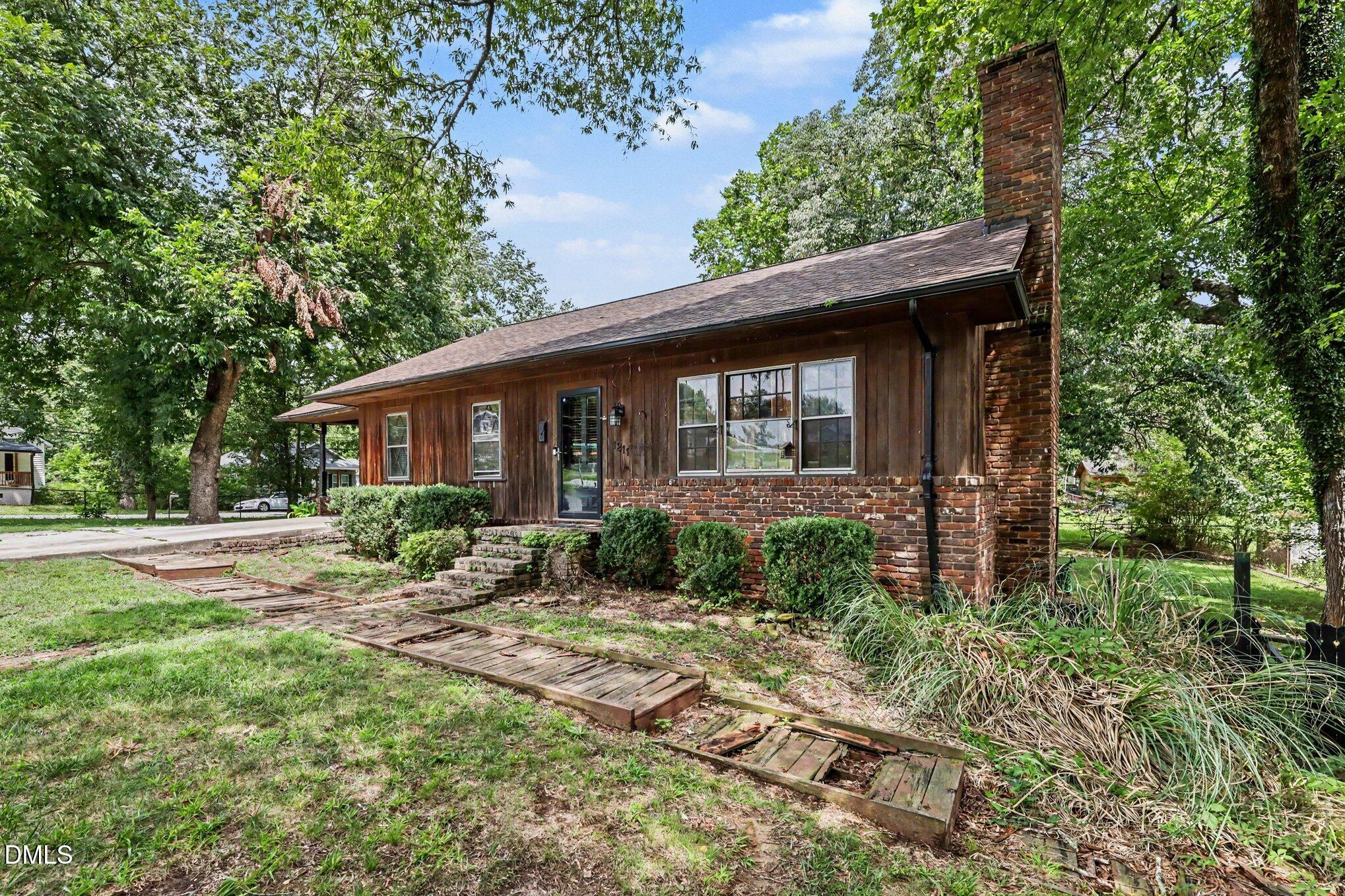 1211 E Willowbrook Drive Property Photo 4