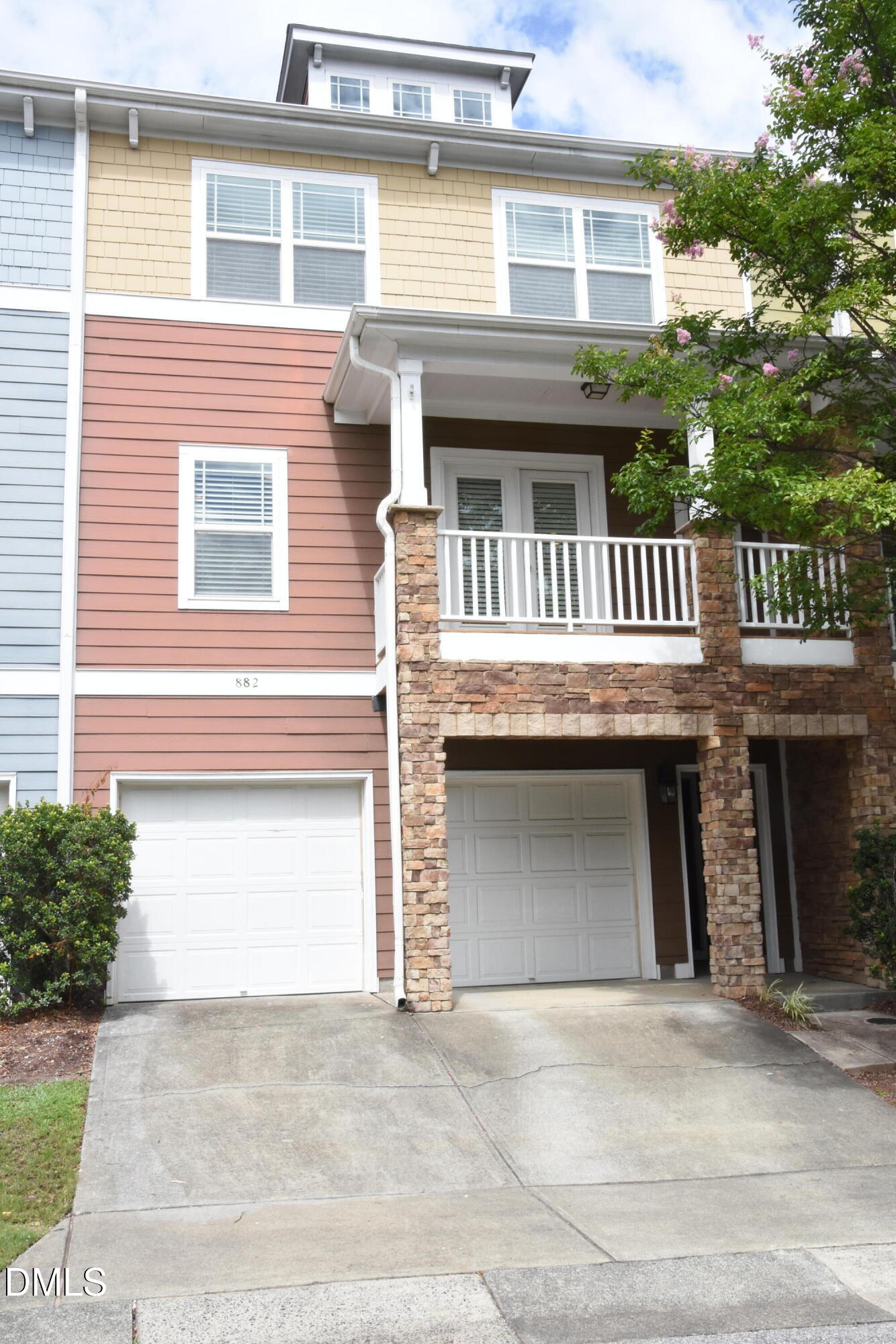 882 Queen City Crescent