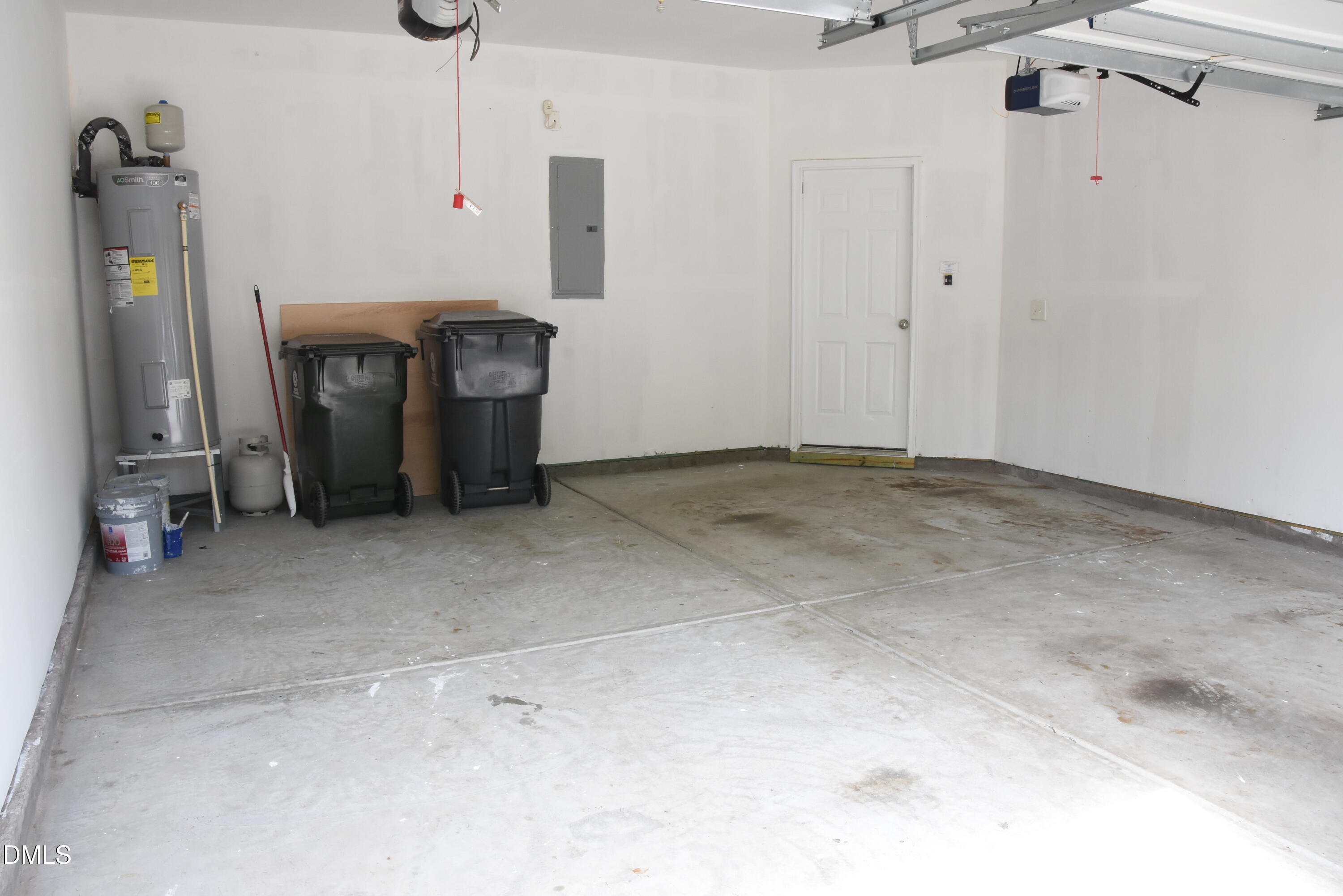 882 Queen City Crescent Property Photo 2
