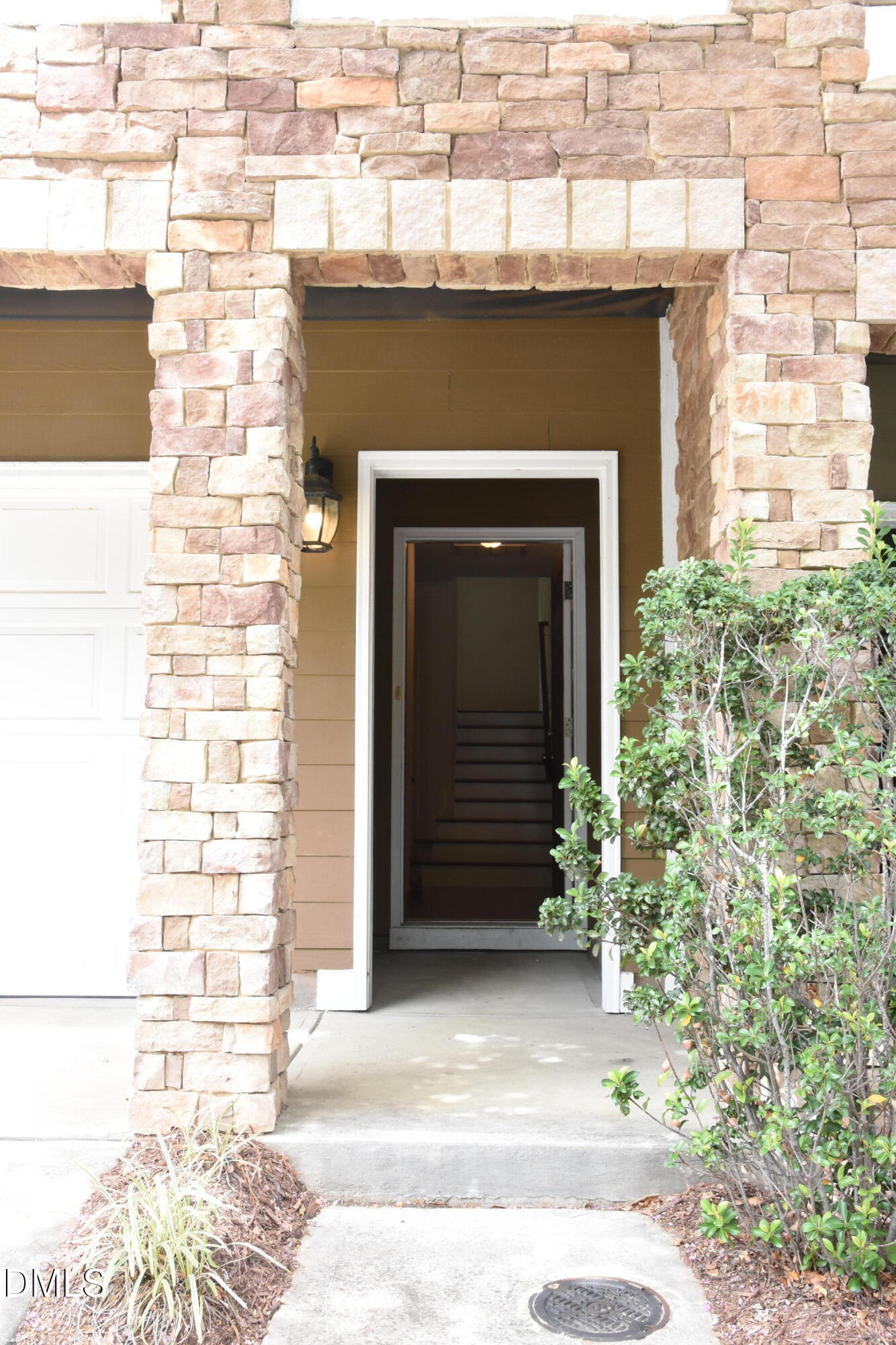 882 Queen City Crescent Property Photo 3