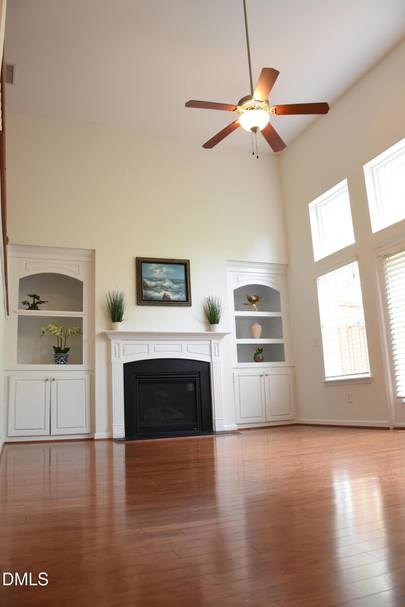 882 Queen City Crescent Property Photo 6