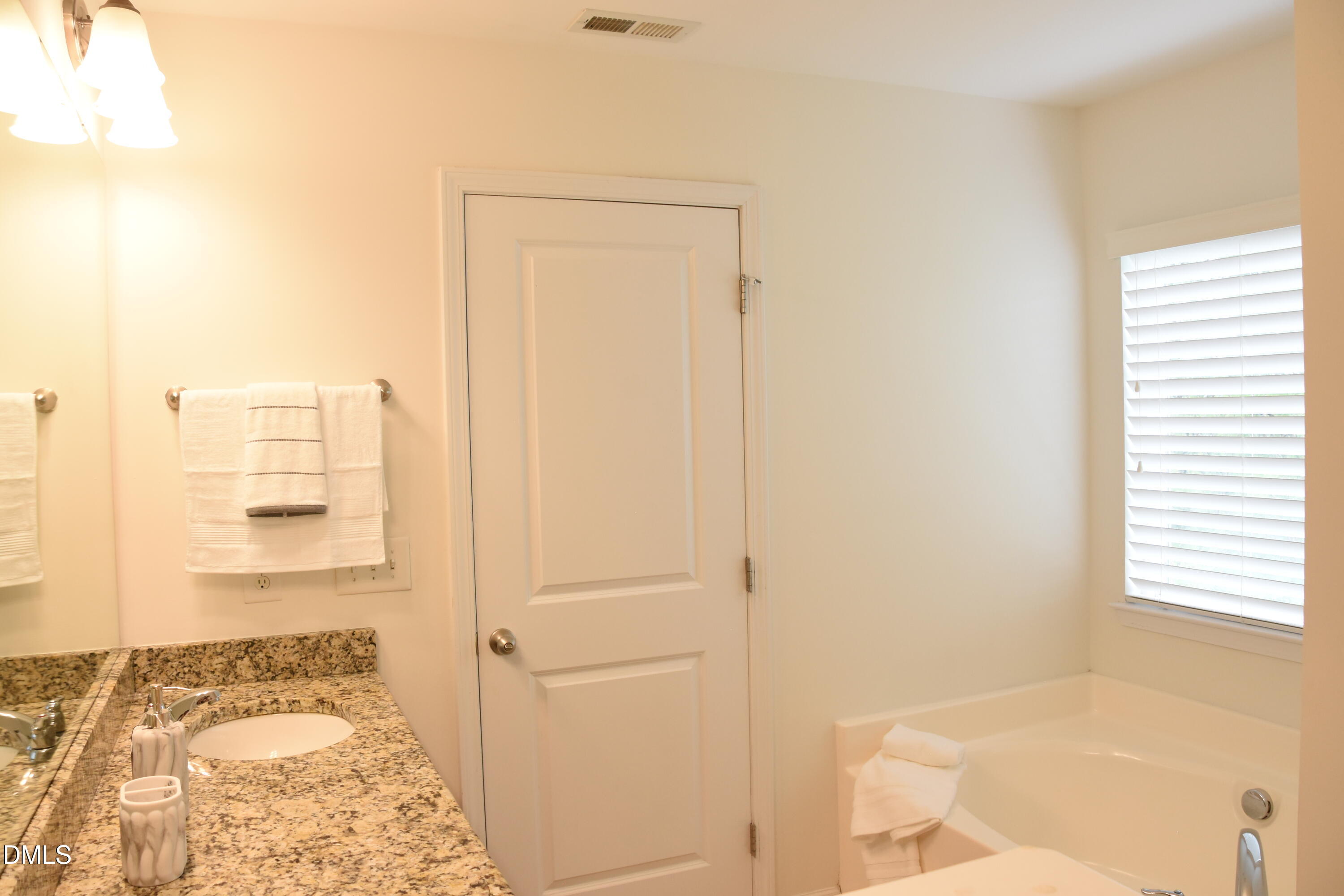 882 Queen City Crescent Property Photo 15