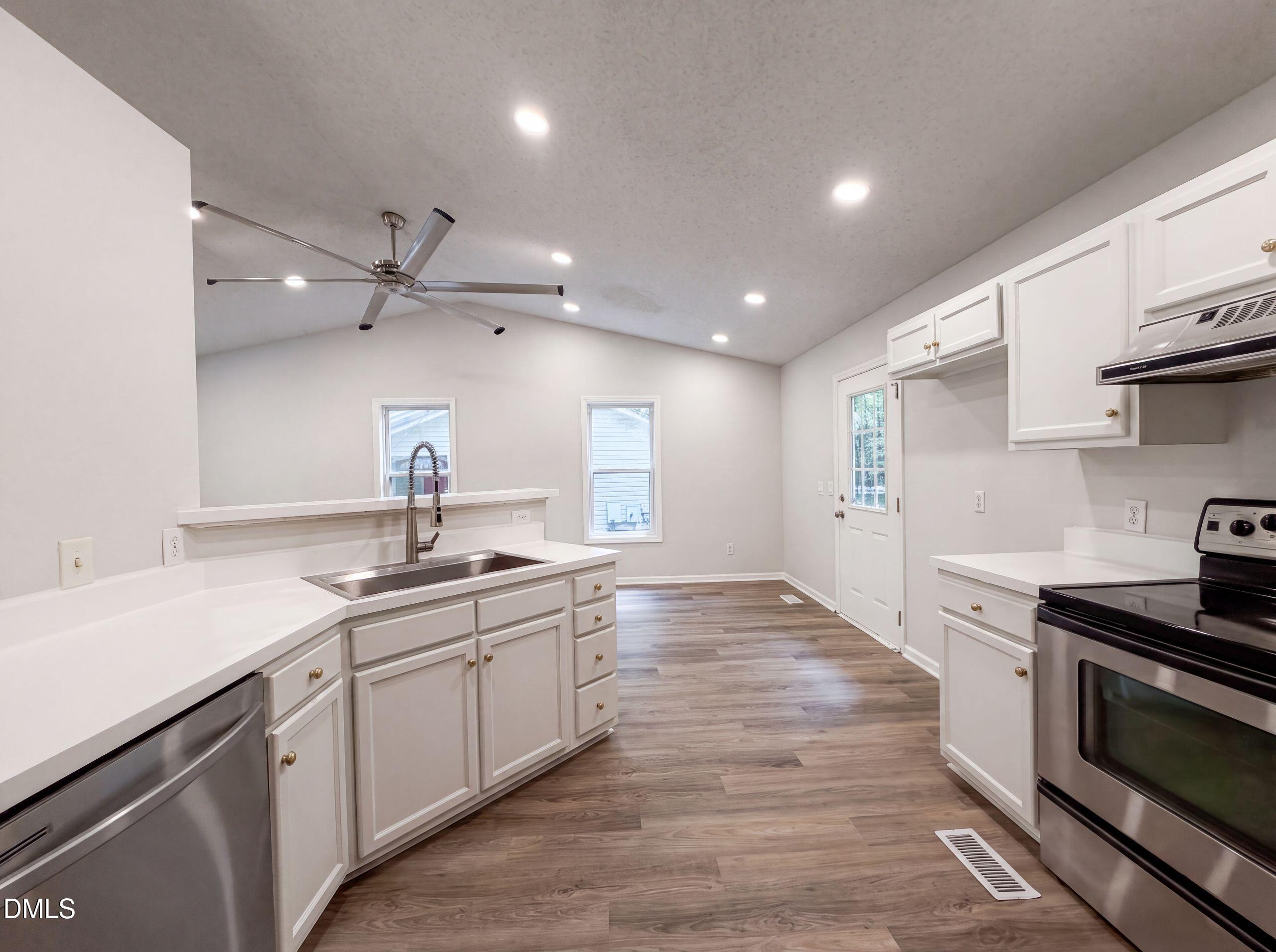 810 Hill Top Circle Property Photo 2