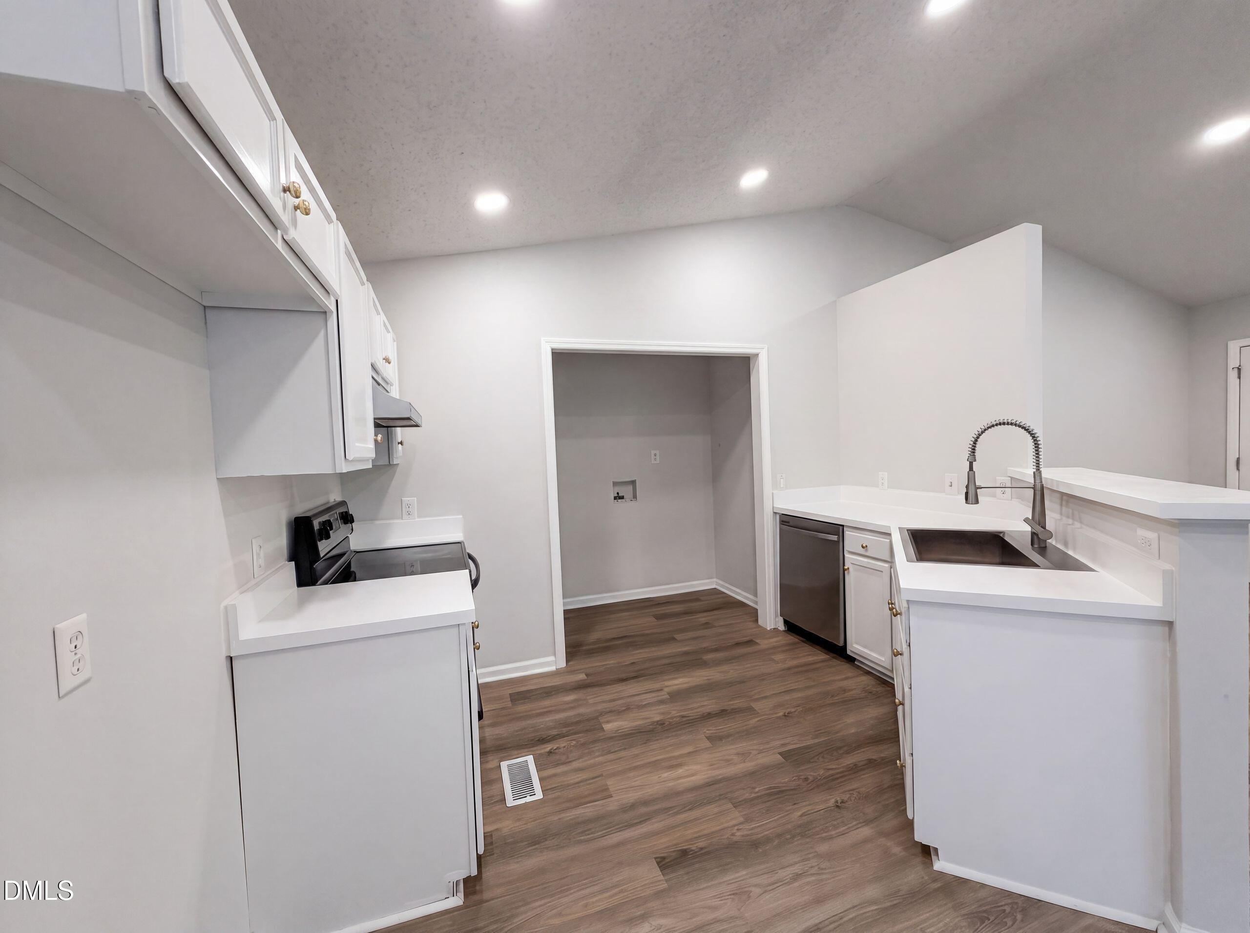 810 Hill Top Circle Property Photo 8