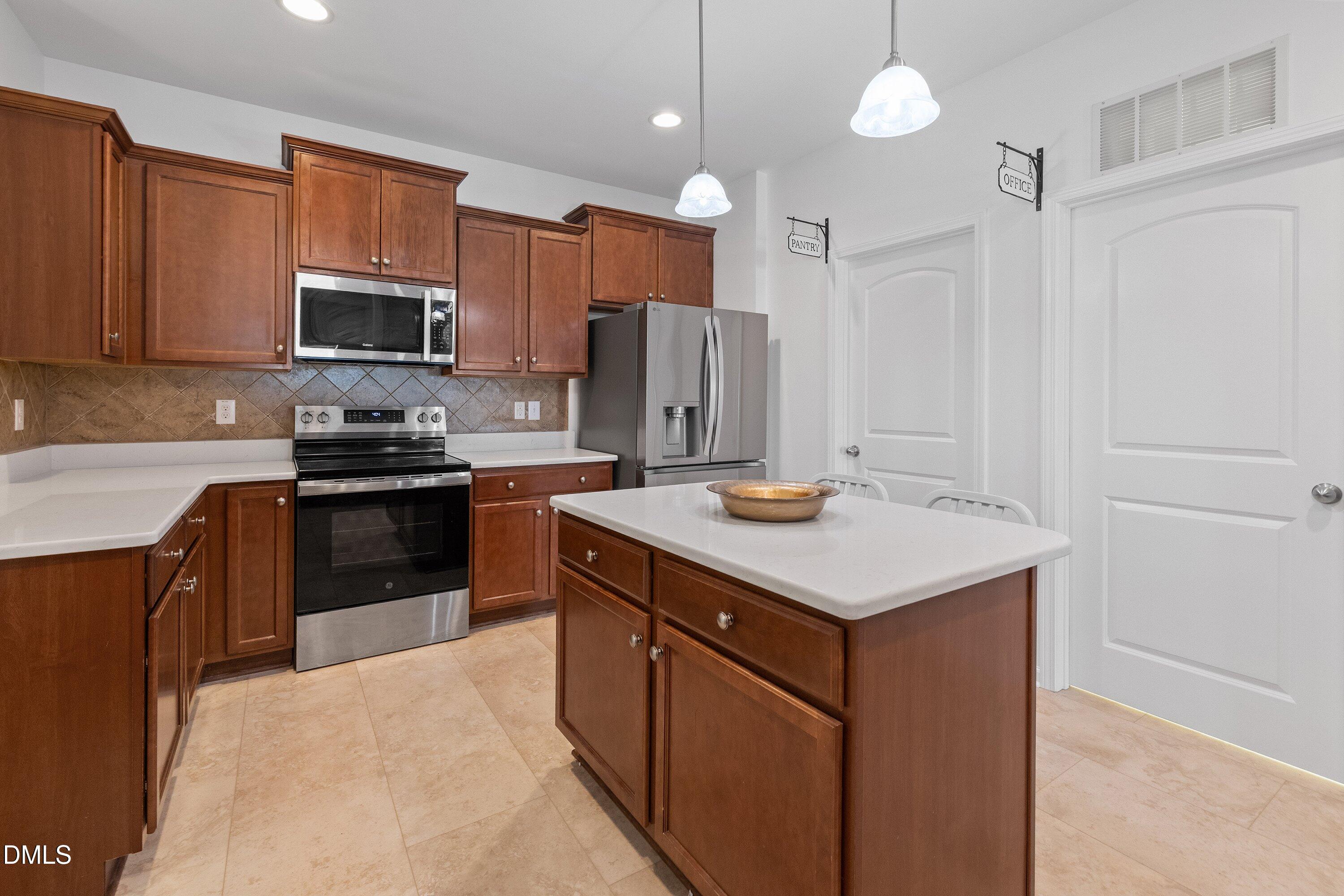 817 Edgeware Way Property Photo 11