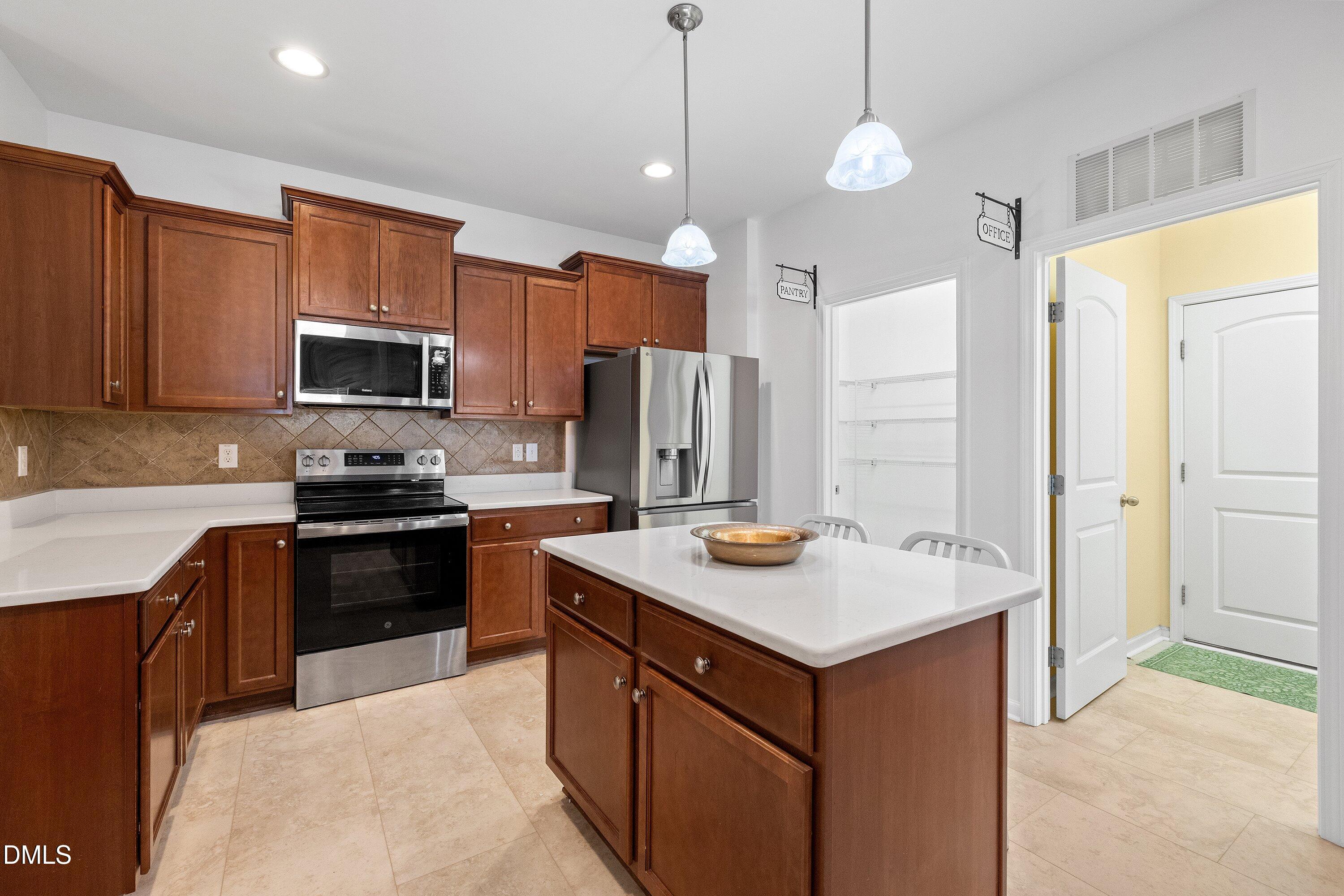 817 Edgeware Way Property Photo 12