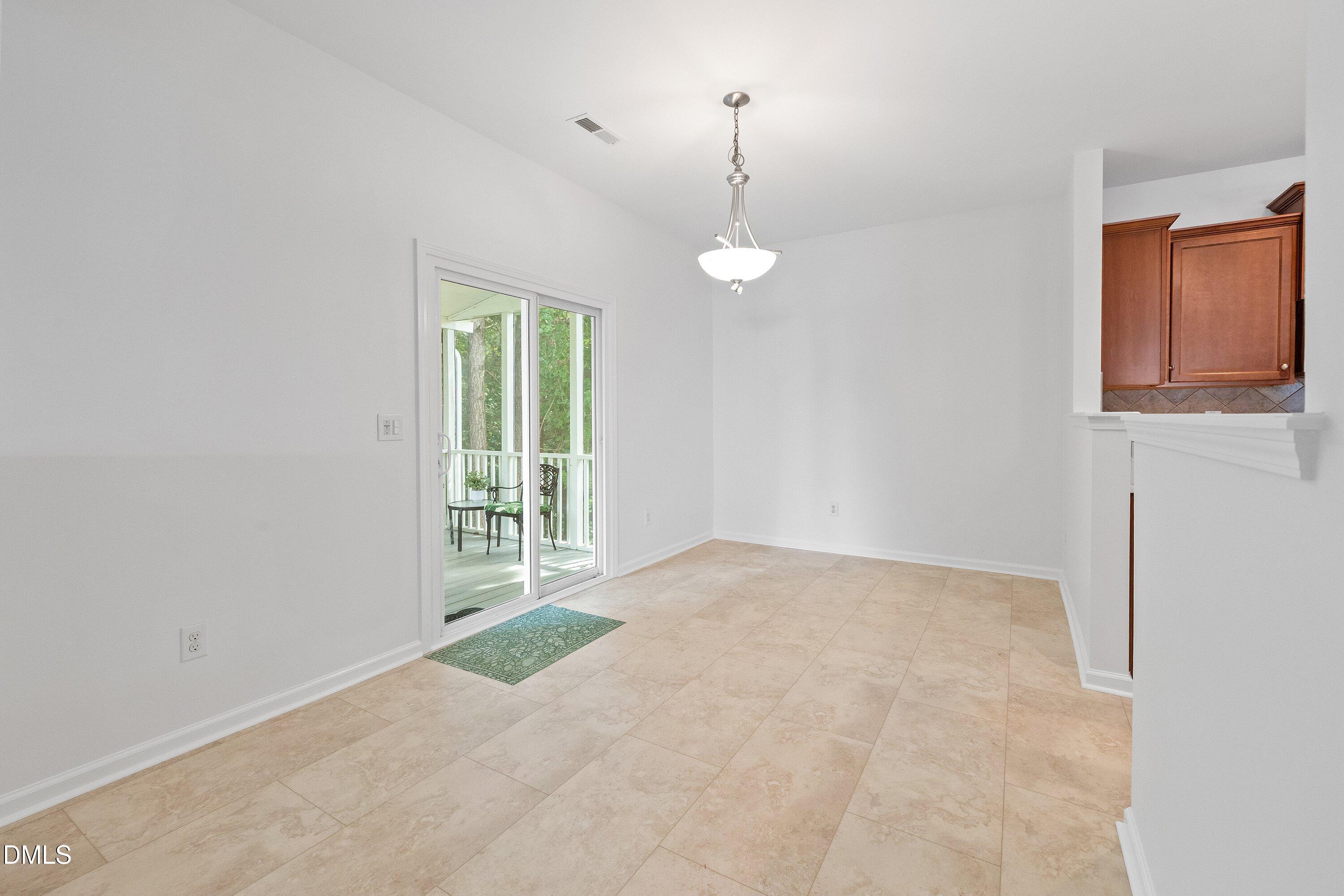 817 Edgeware Way Property Photo 15